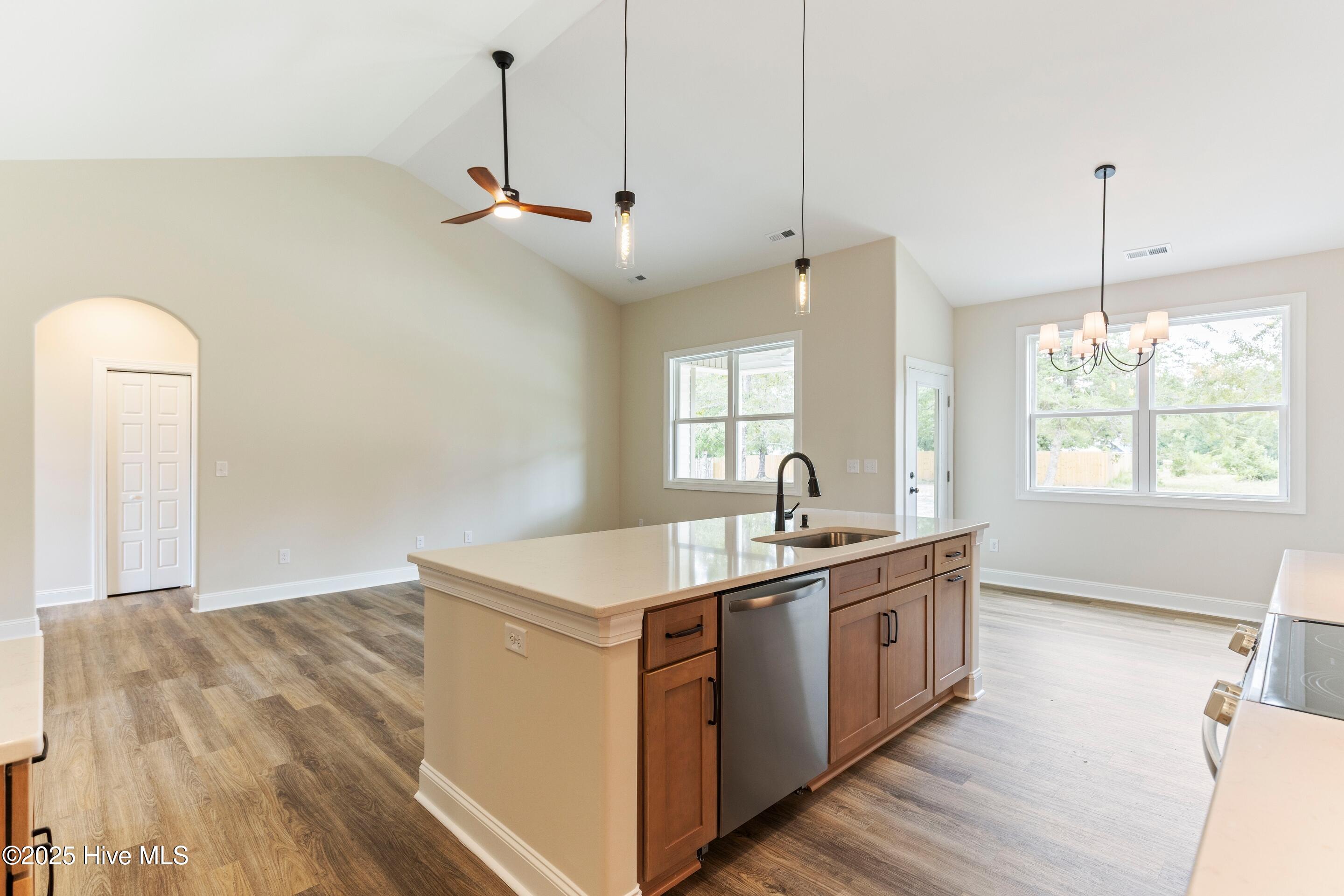 100545595 | Photo 22