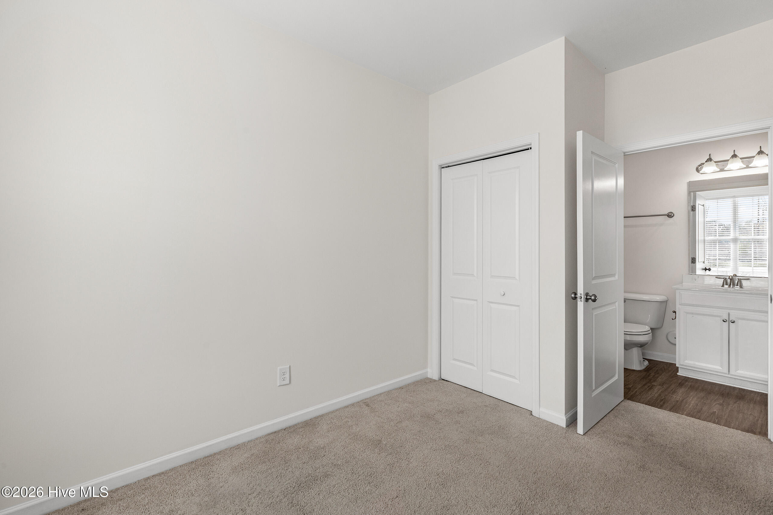 100562810 | Photo 19