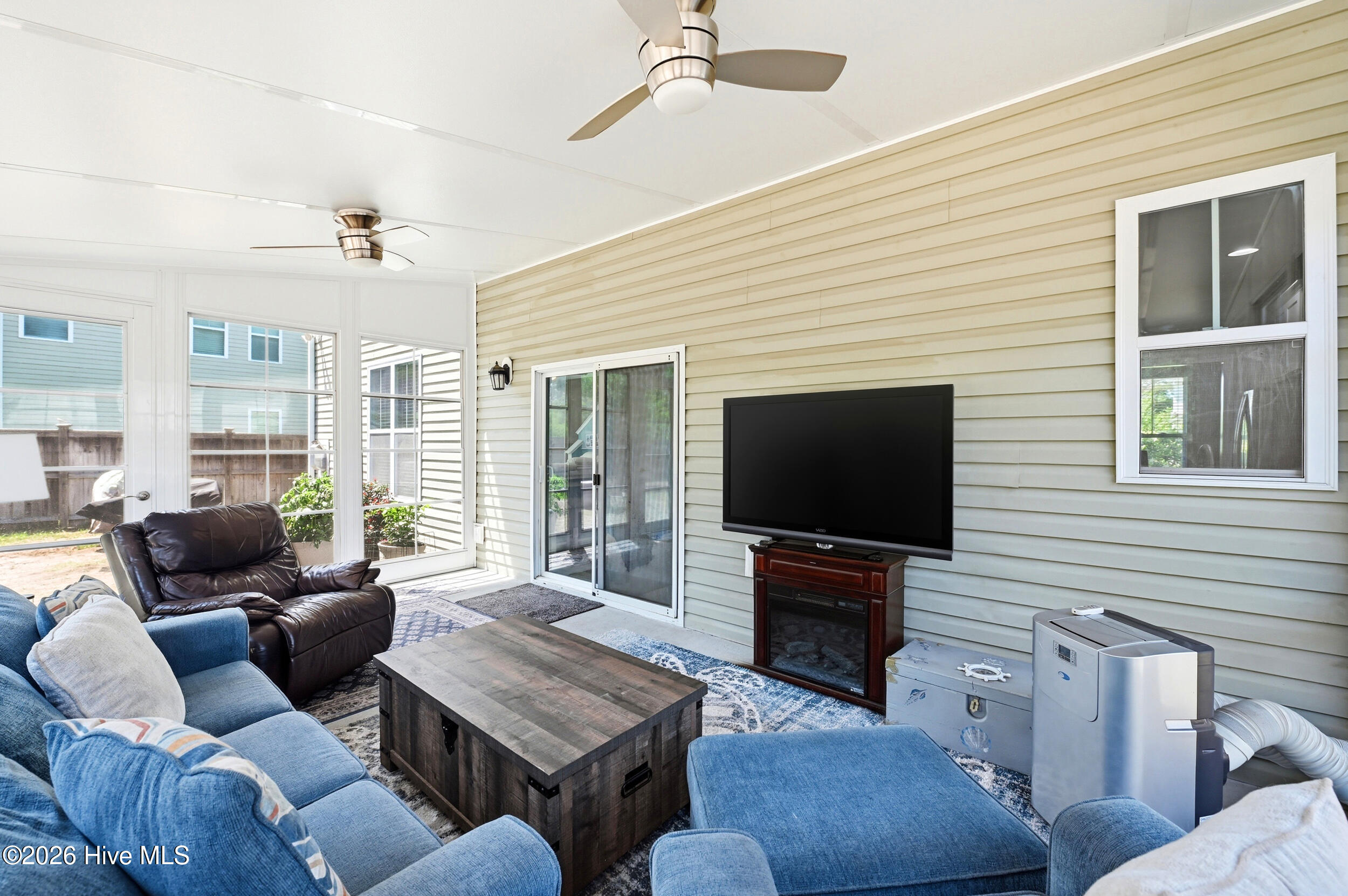 100567137 | Photo 35