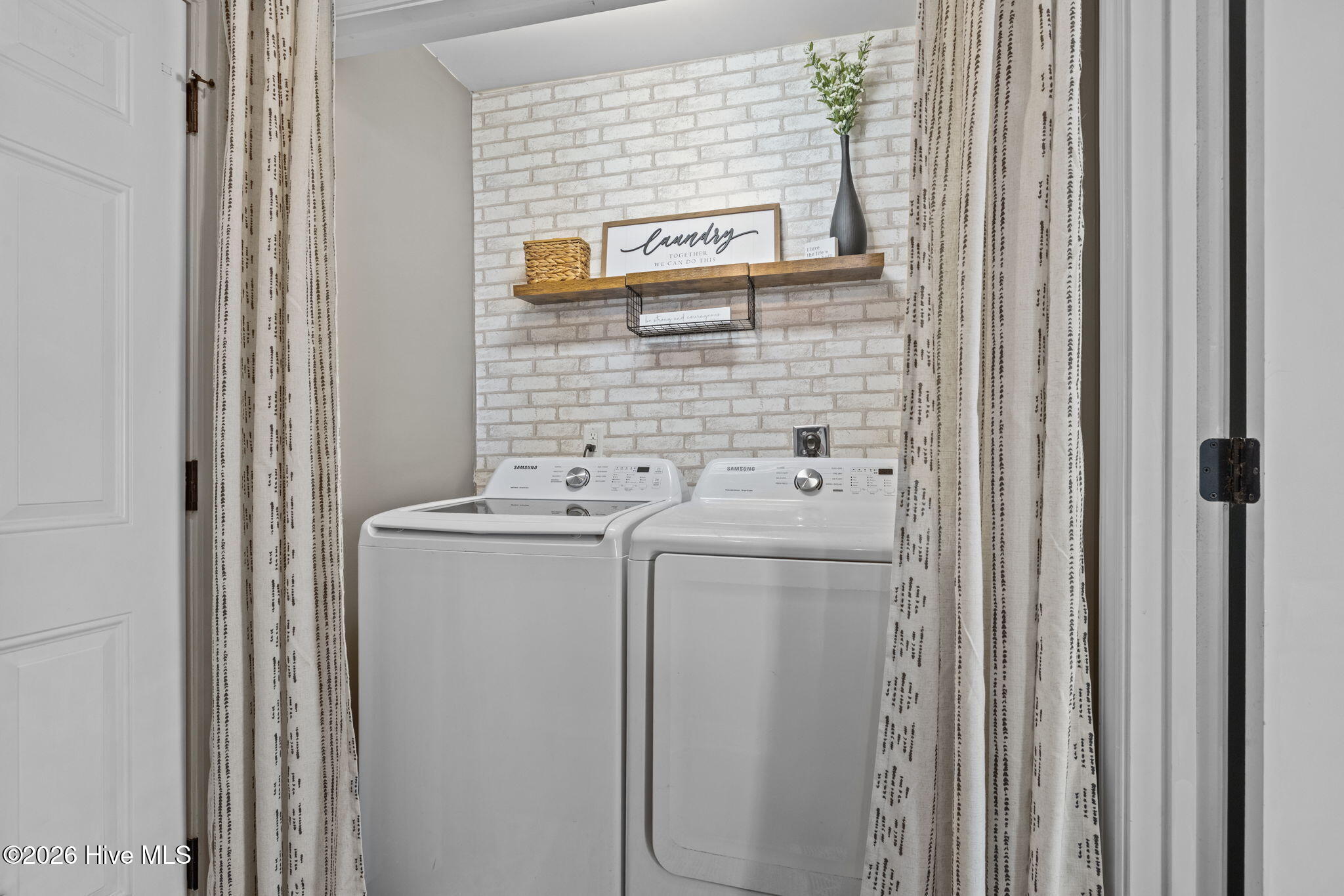 100558227 | Photo 25