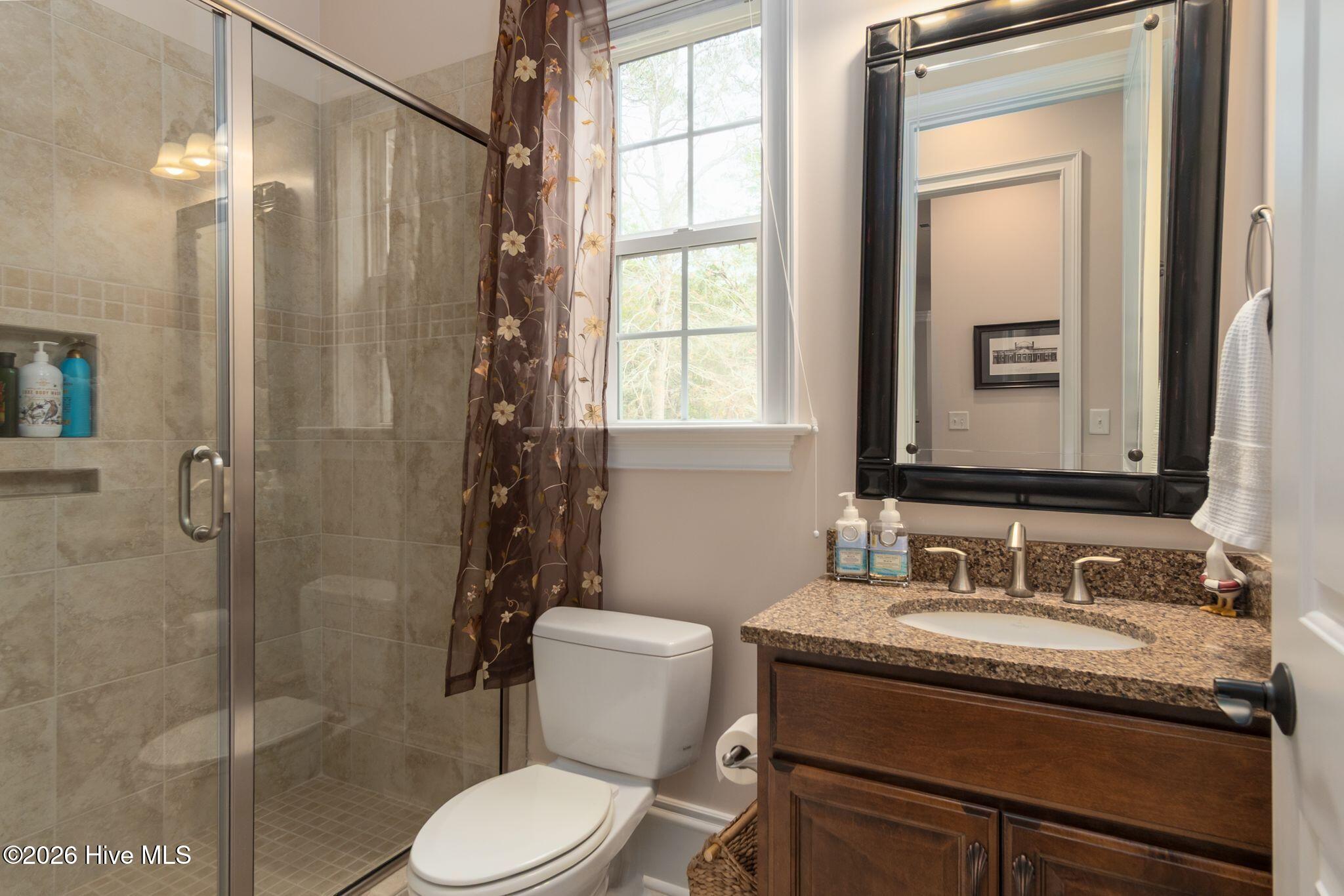 100556327 | Photo 33