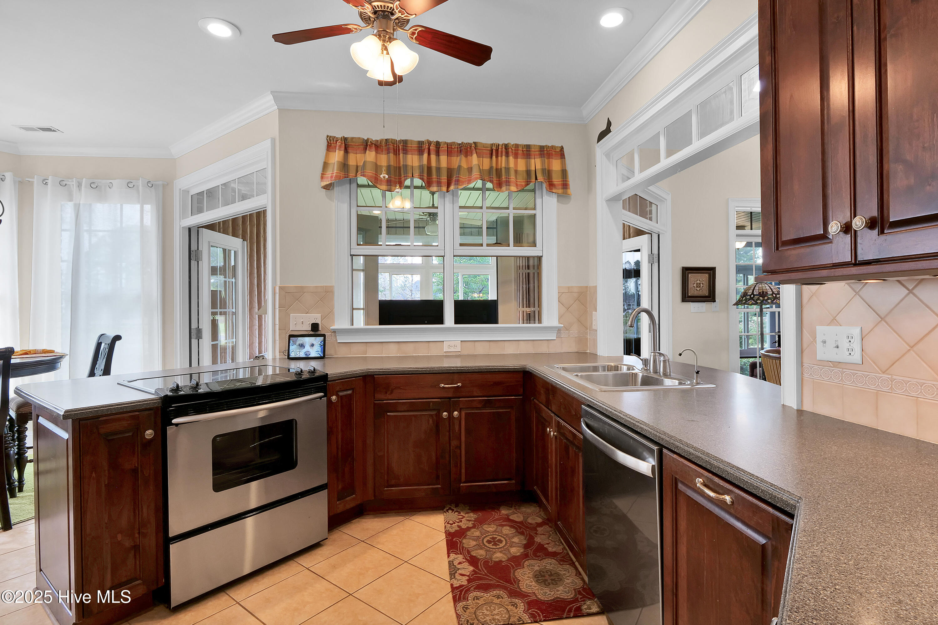 100499104 | Photo 11