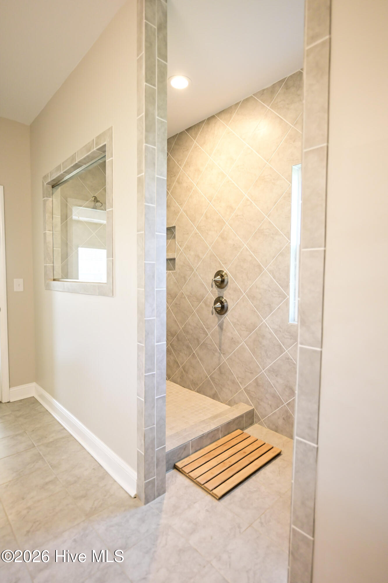 100570213 | Photo 19