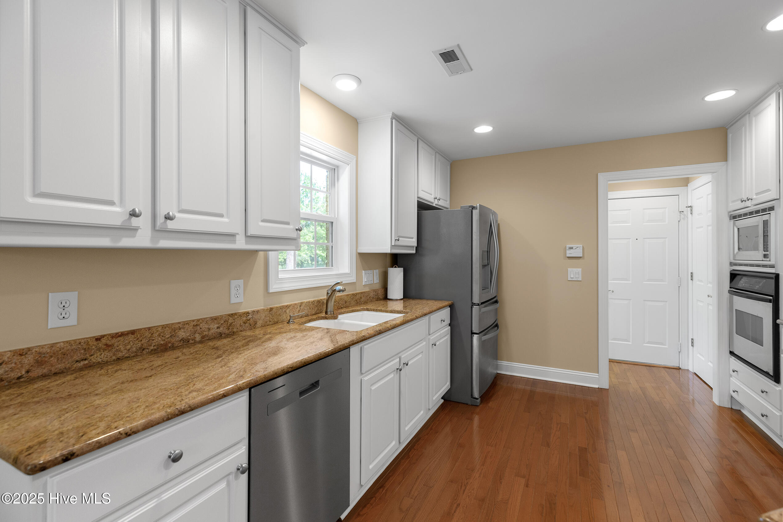 4414 Grey Oaks Court, Wilmington, NC 28412 – photo 12: GreyOaks4414-5KitDianeL33A7292-CR2