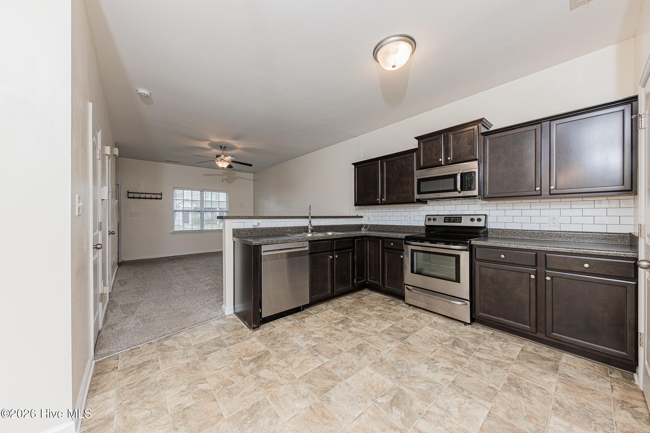 100562651 | Photo 12