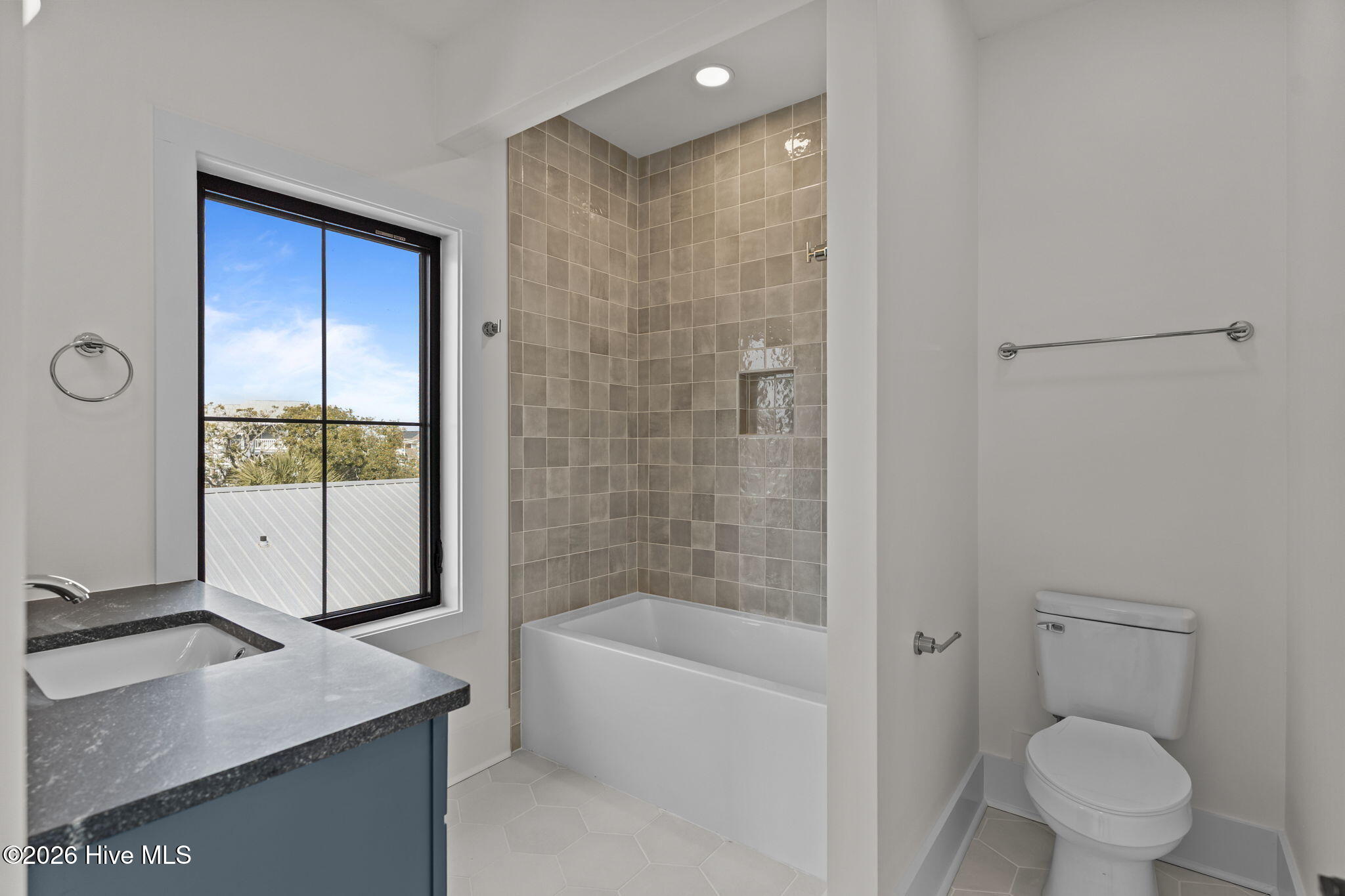 100553287 | Photo 81