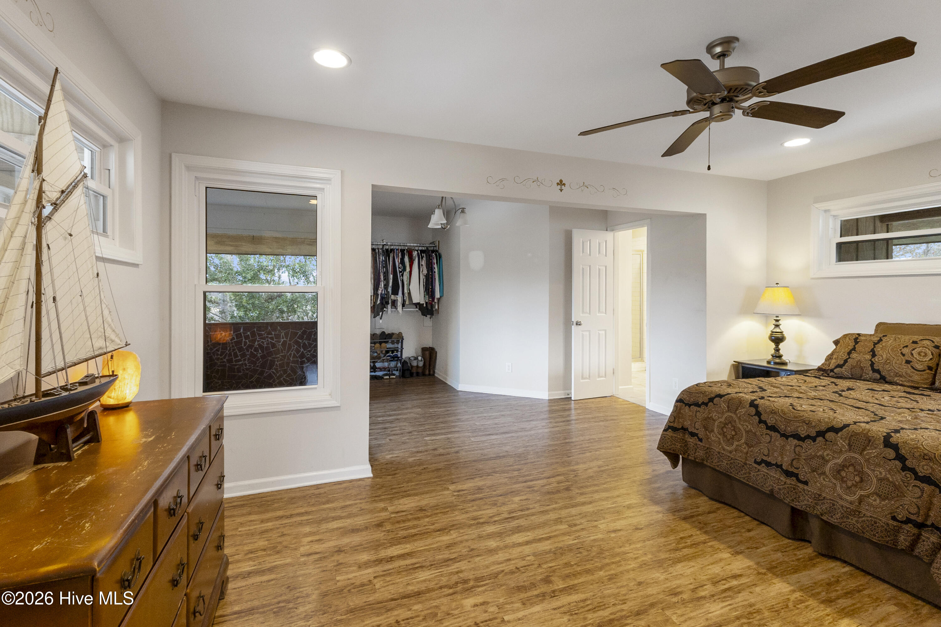 100550645 | Photo 27