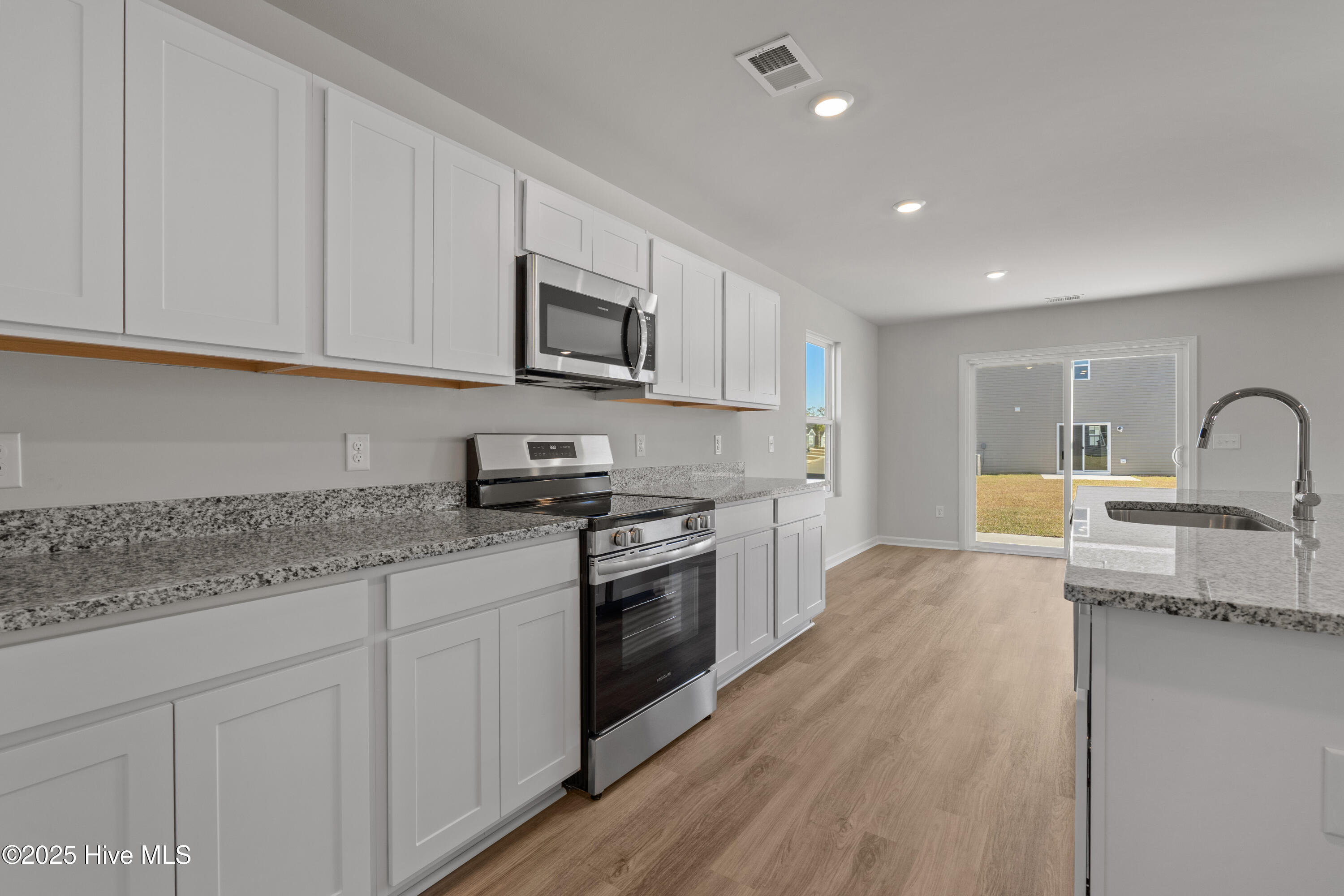 100528315 | Photo 11