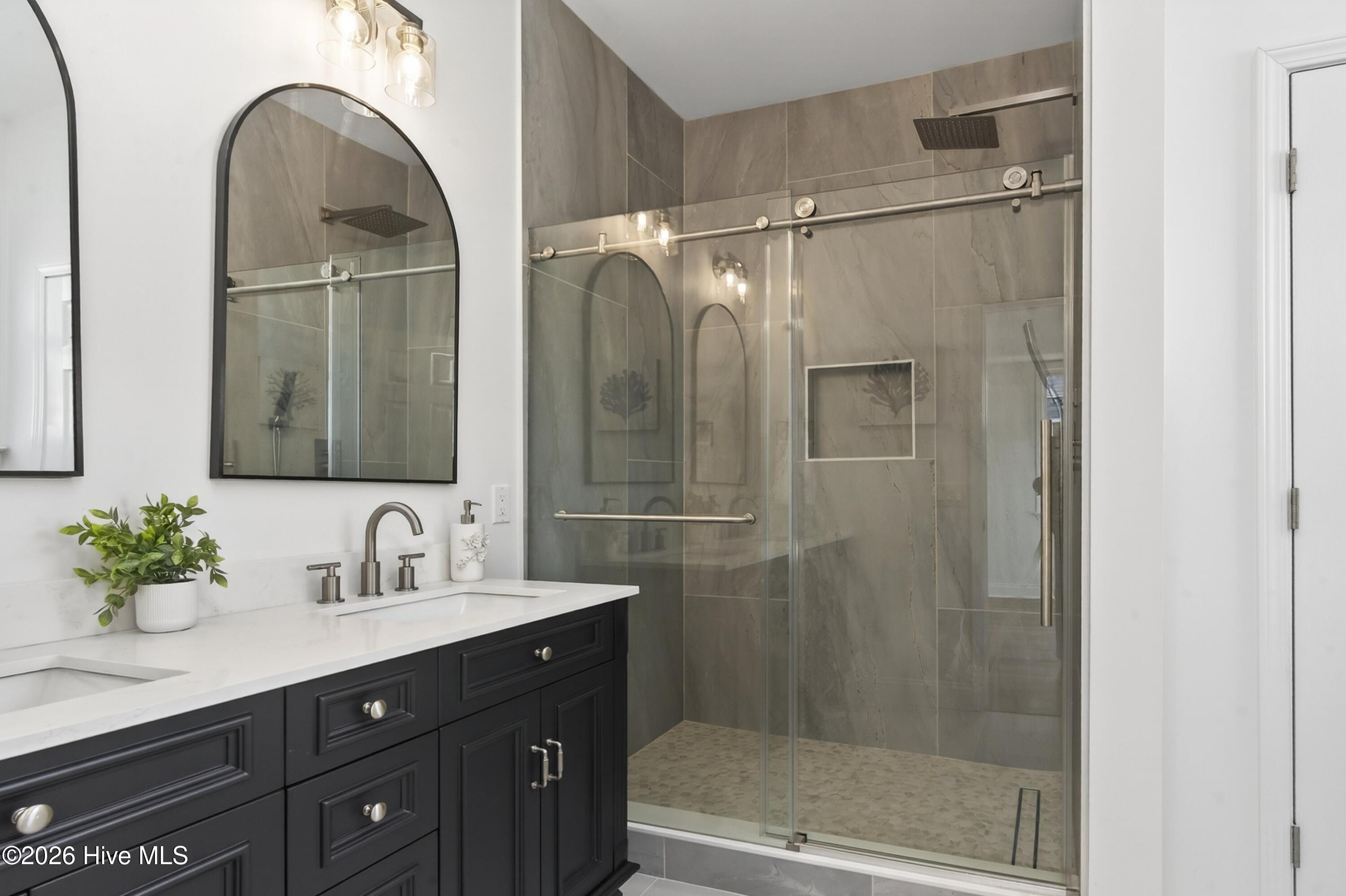 100553839 | Photo 15