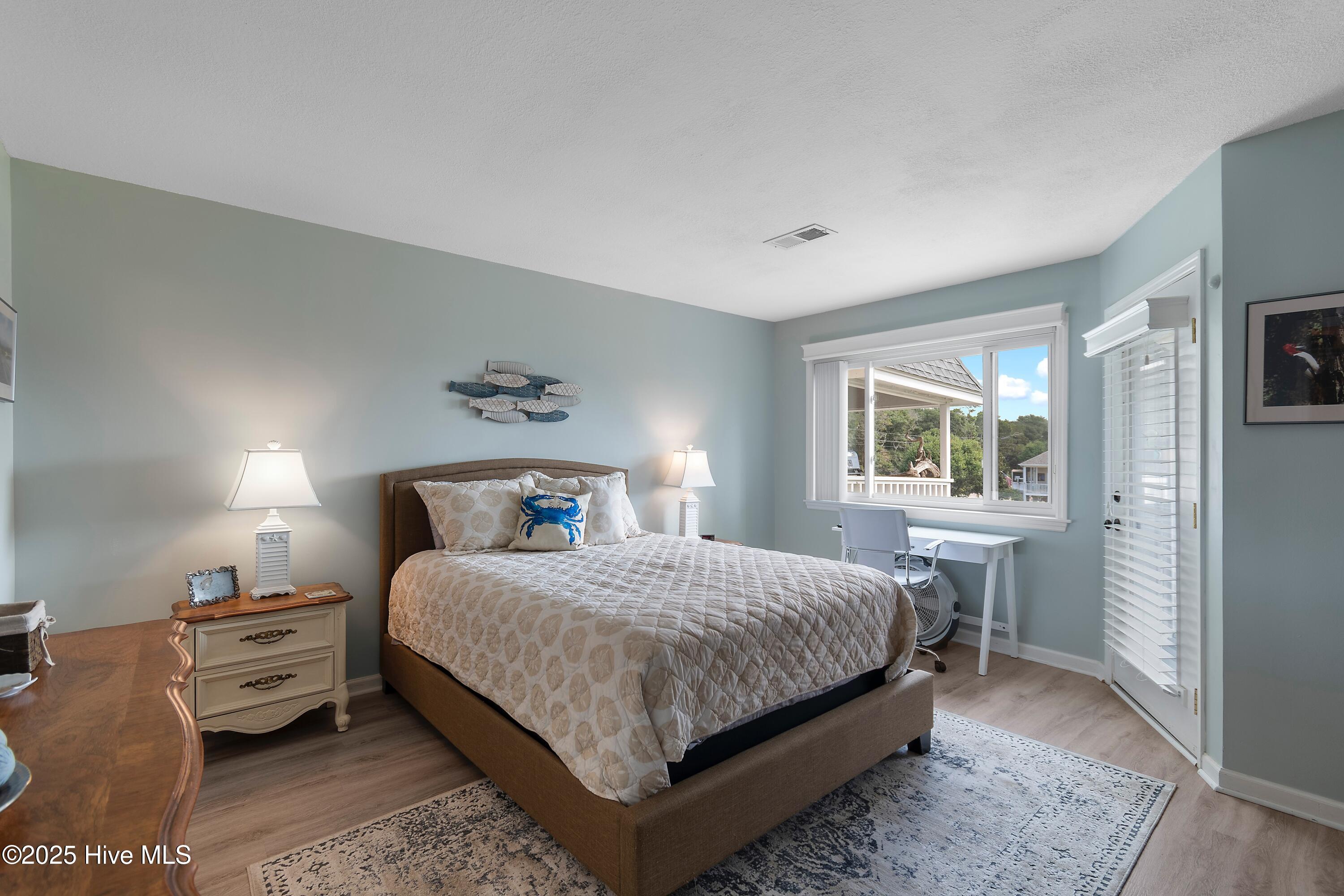 100537972 | Photo 36