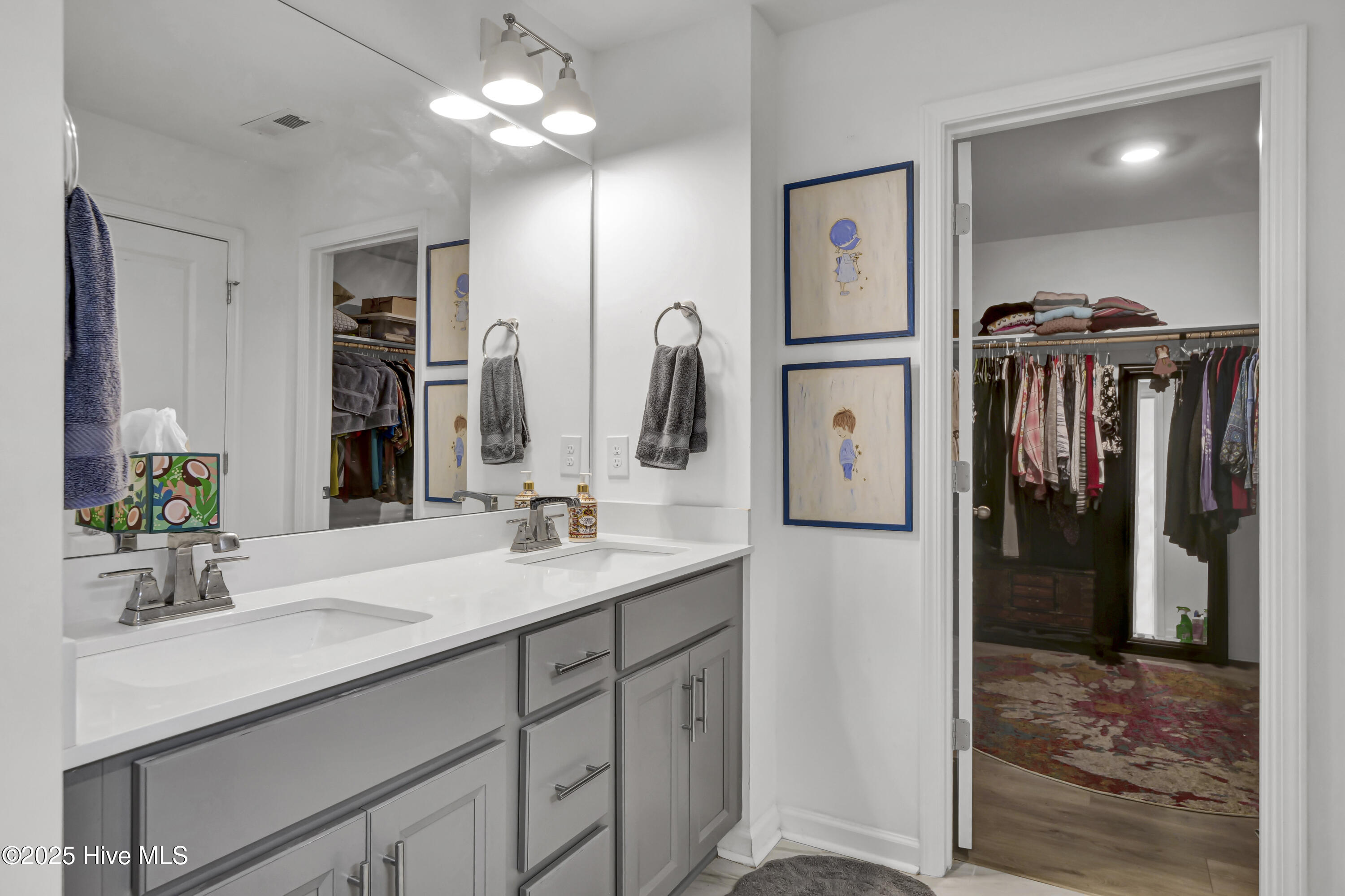 100535300 | Photo 13