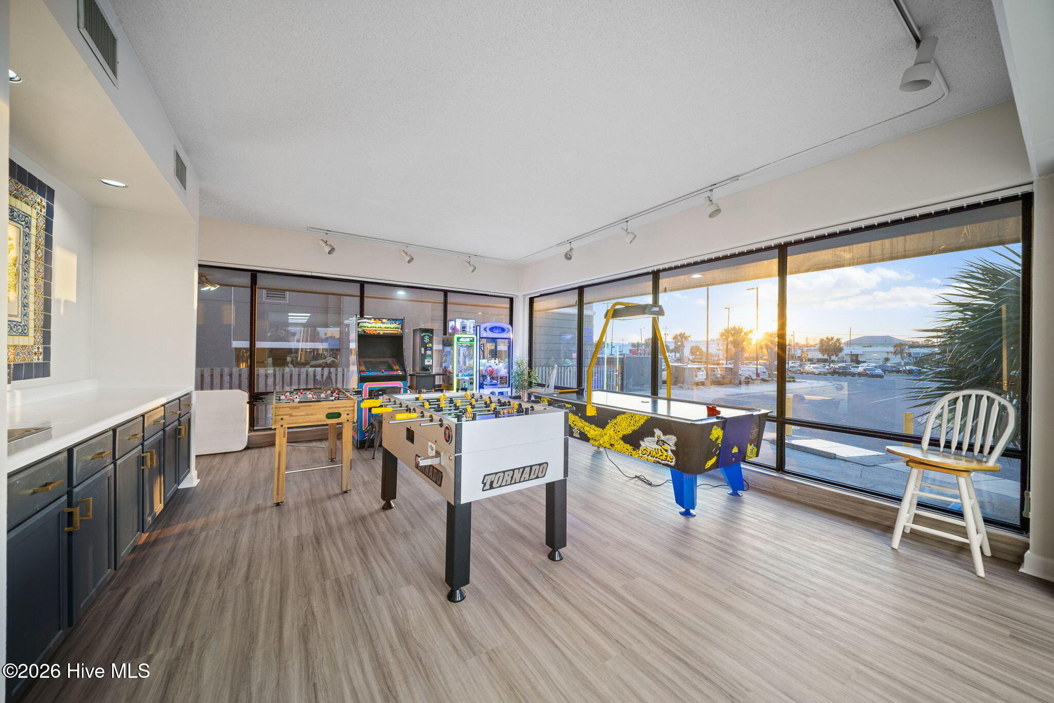 100561772 | Photo 42