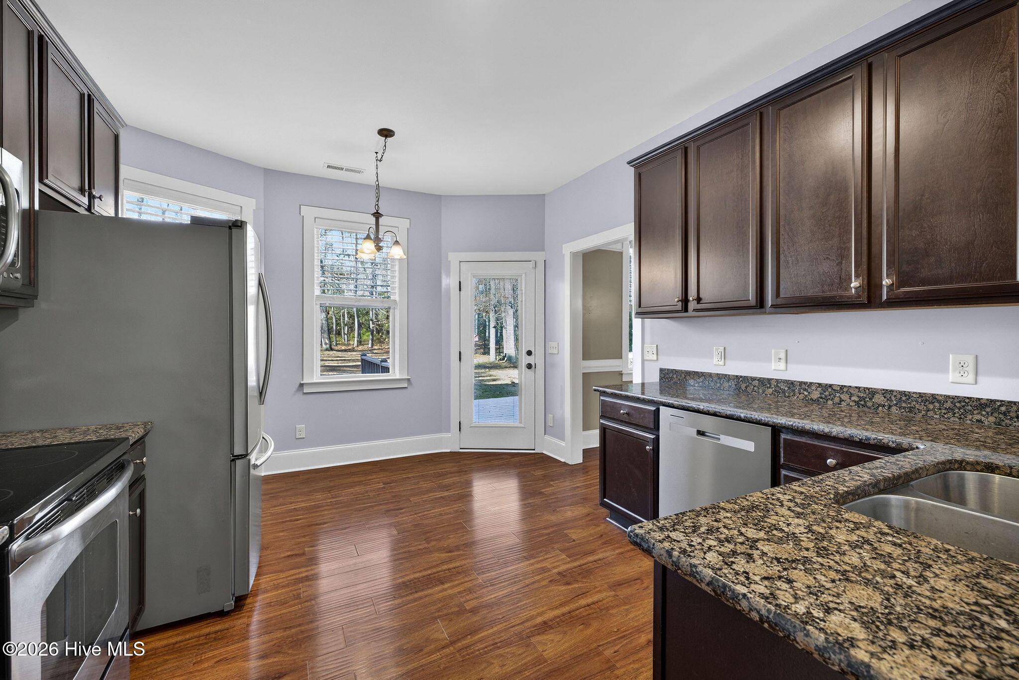 100549493 | Photo 25