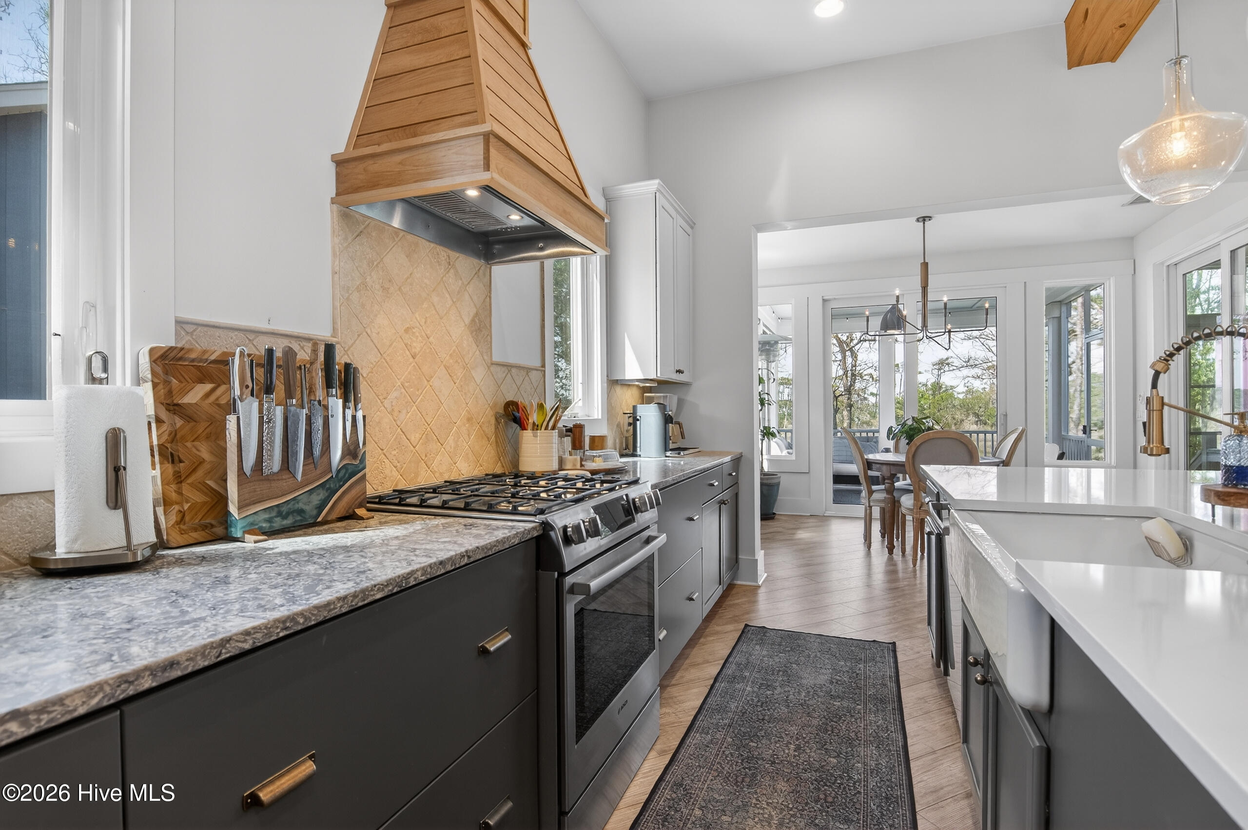 100565321 | Photo 23