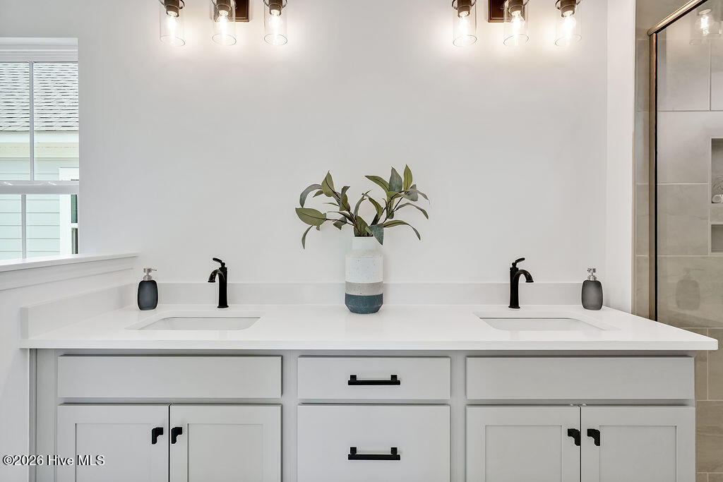 100549861 | Photo 25