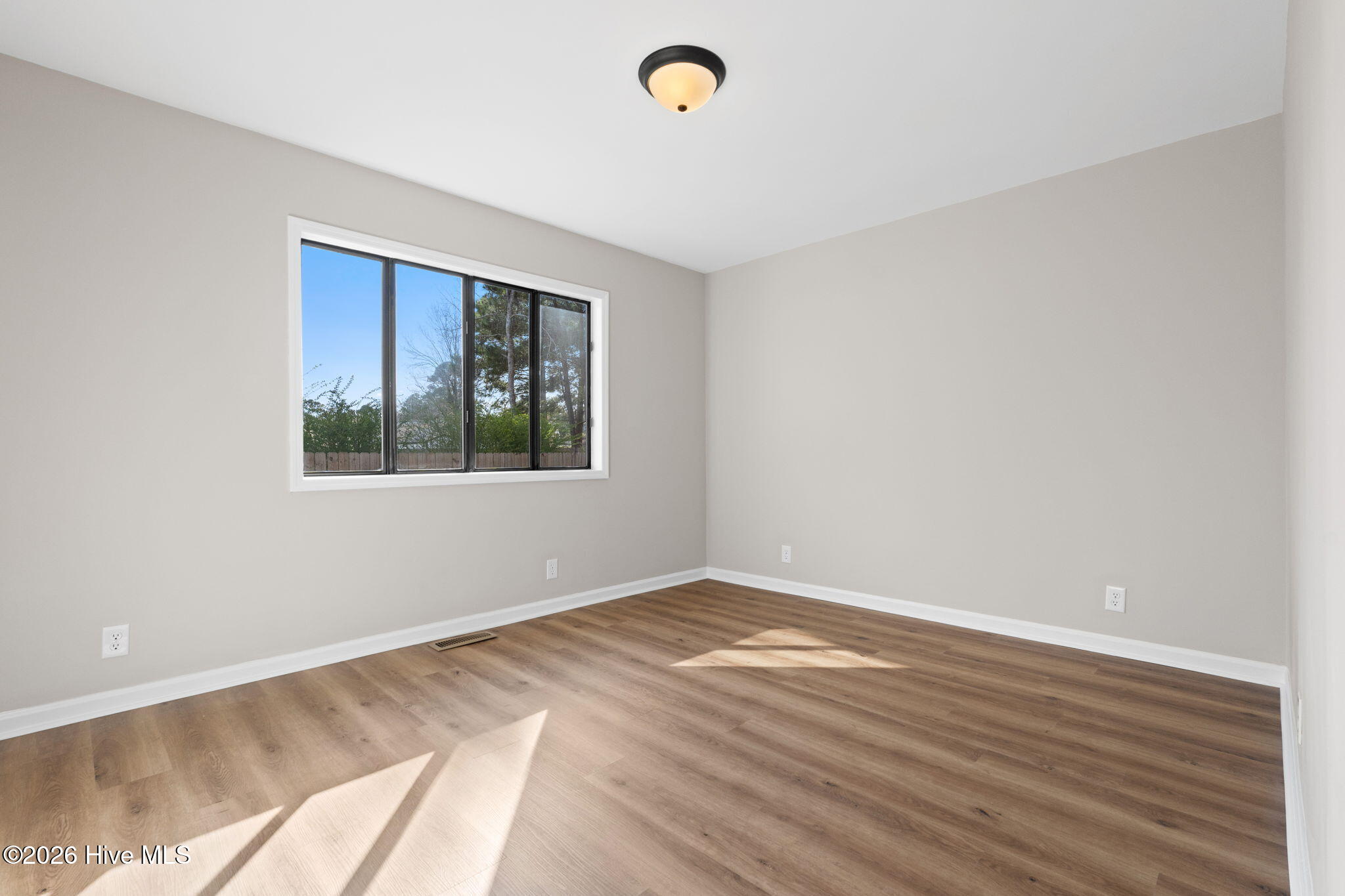 100562067 | Photo 26