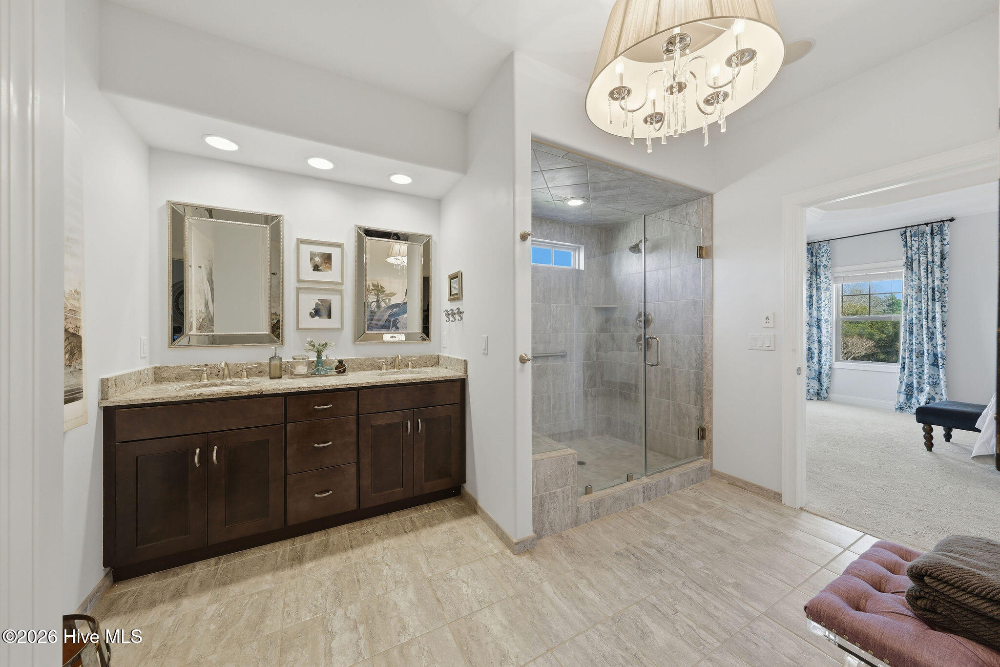 100561215 | Photo 34