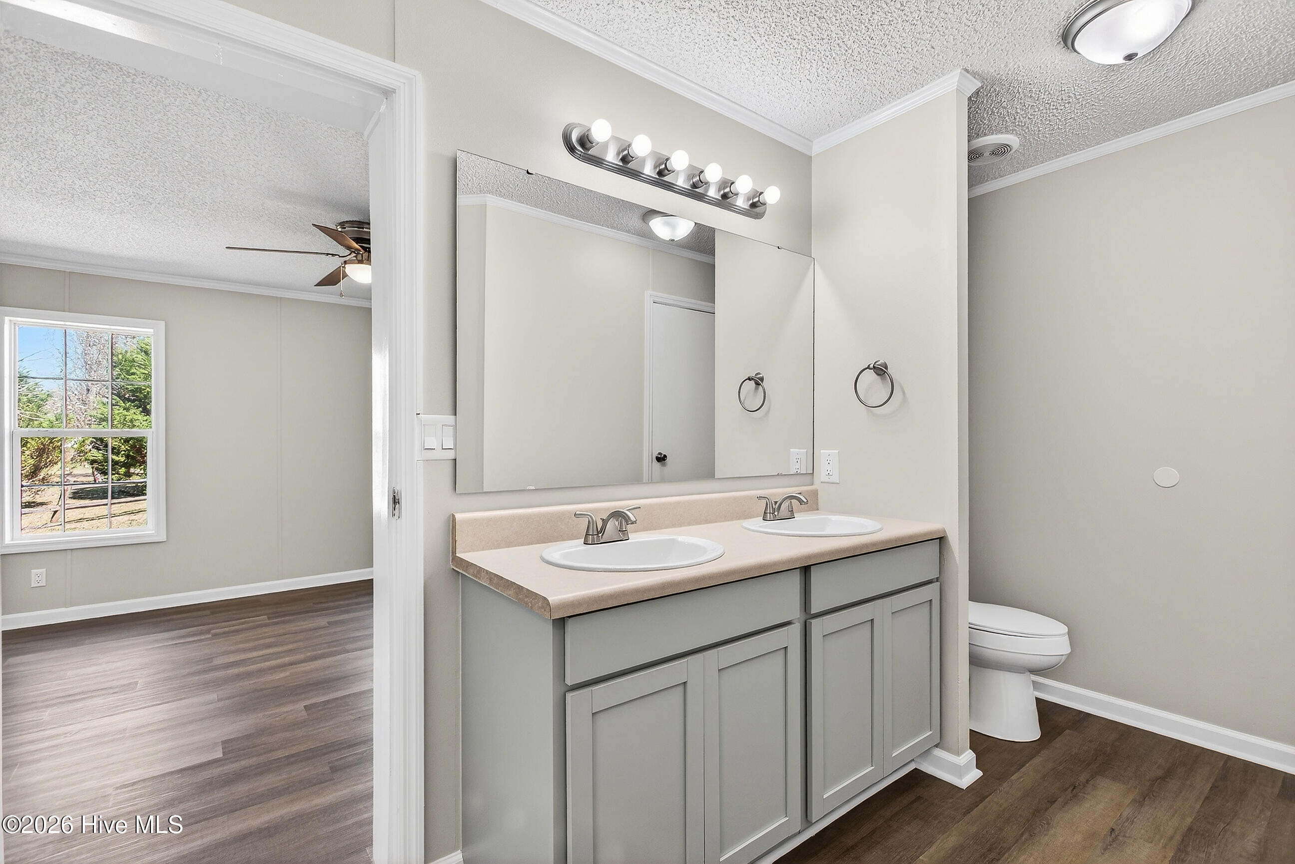 100560826 | Photo 14