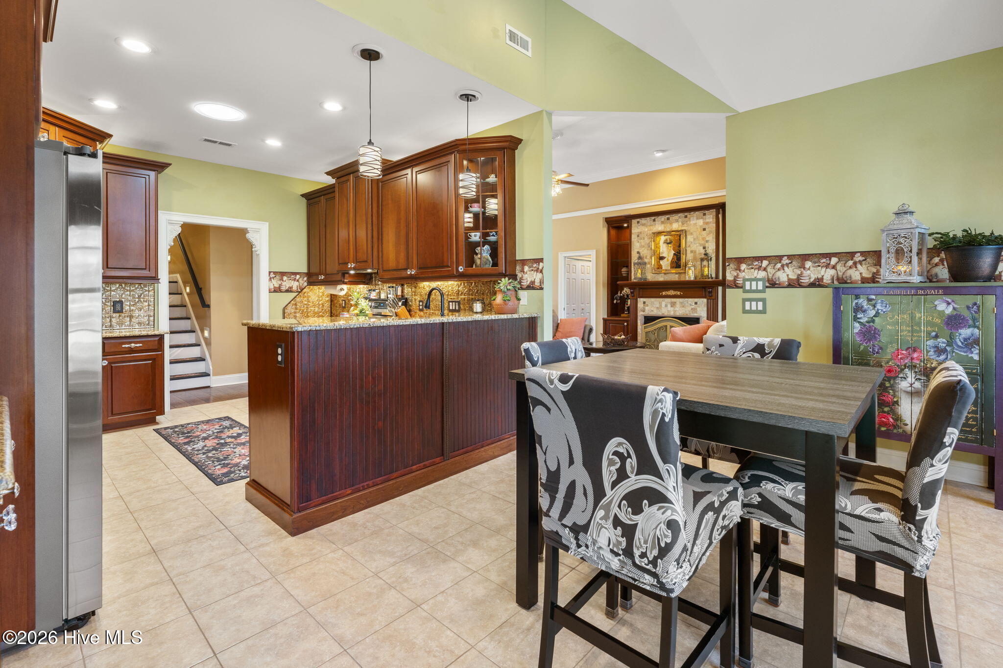 100563951 | Photo 25