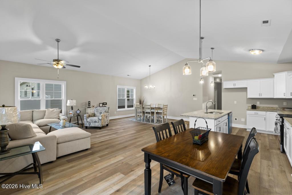 100552933 | Photo 22