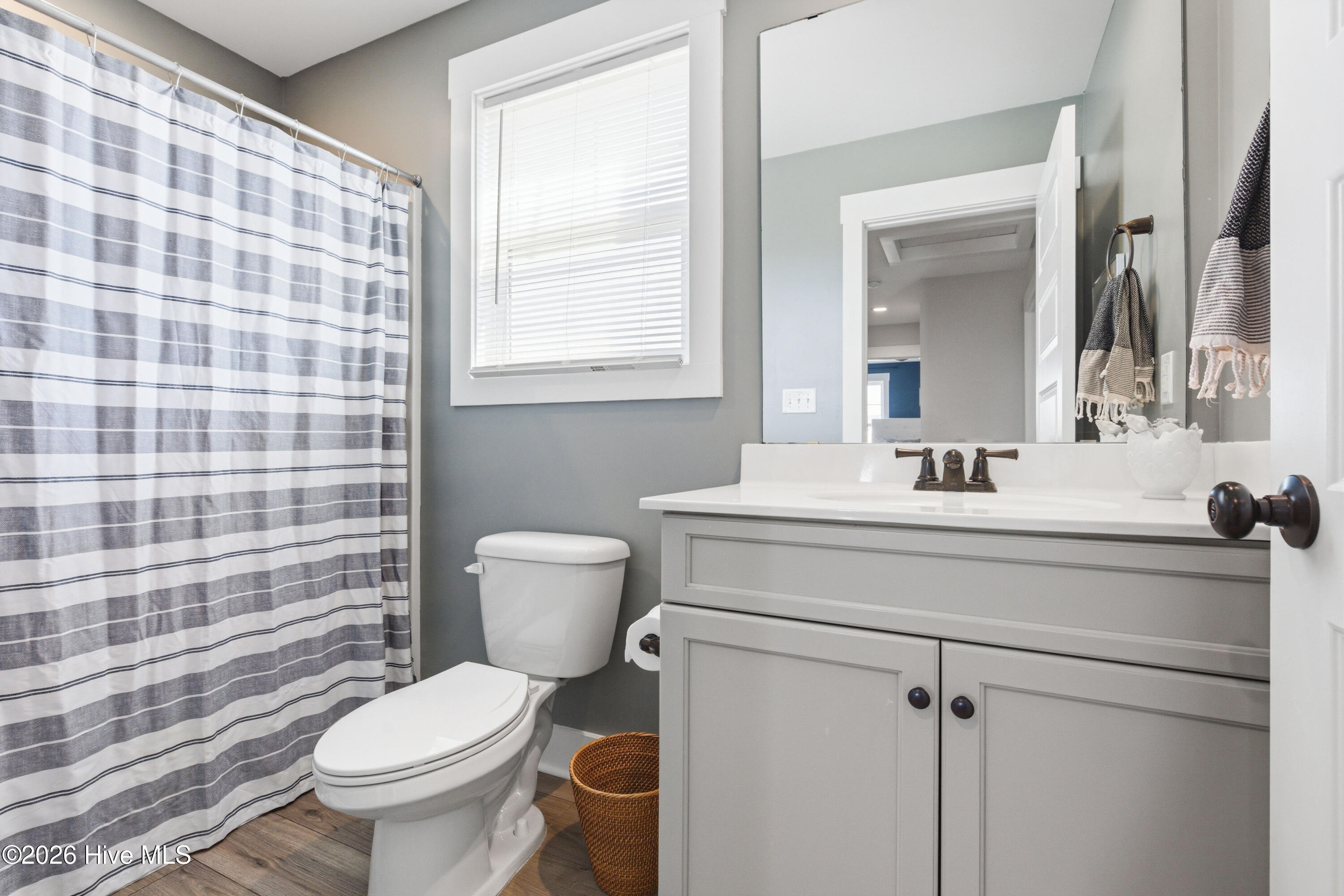 100562643 | Photo 36