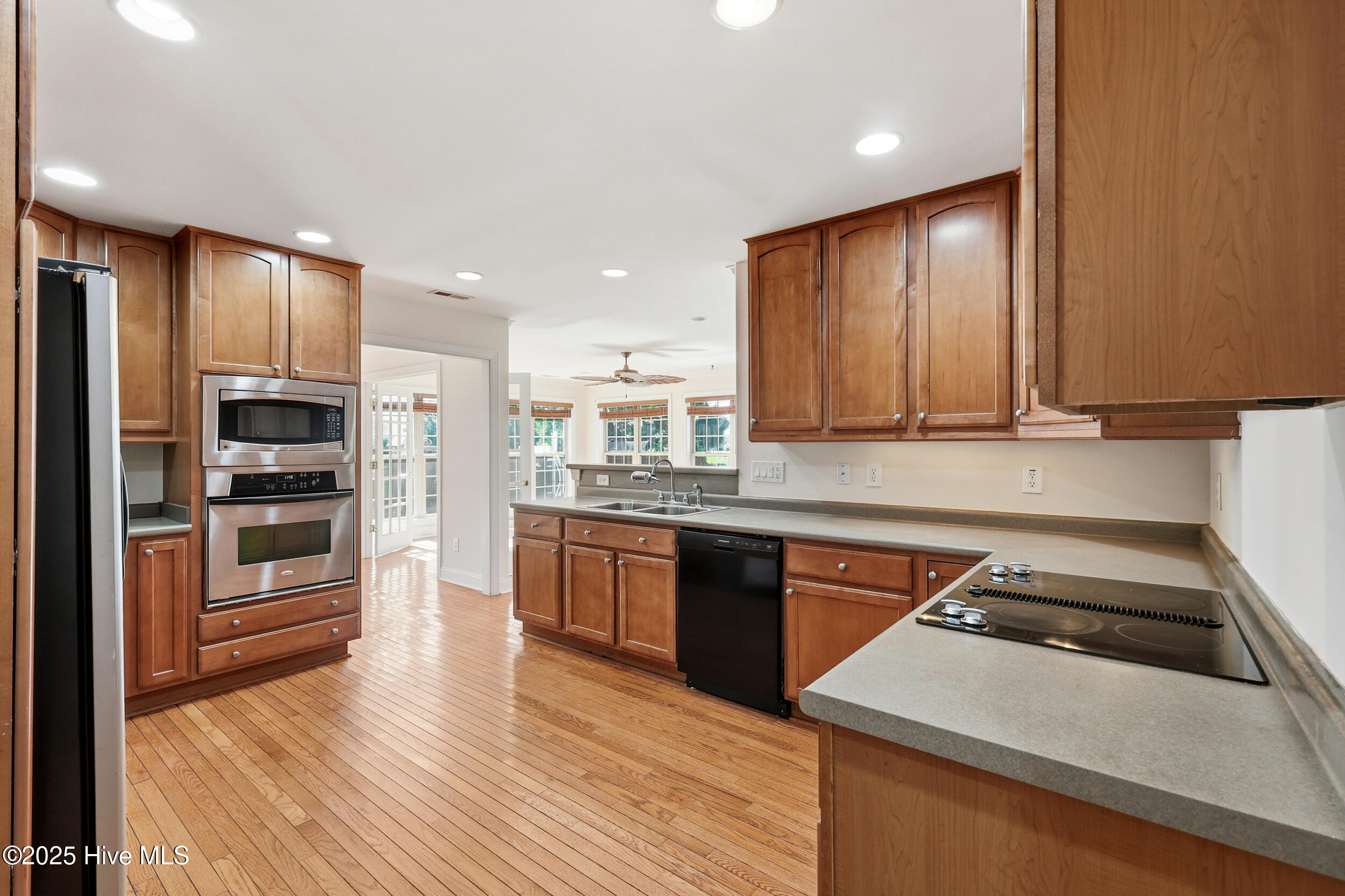 100536932 | Photo 10