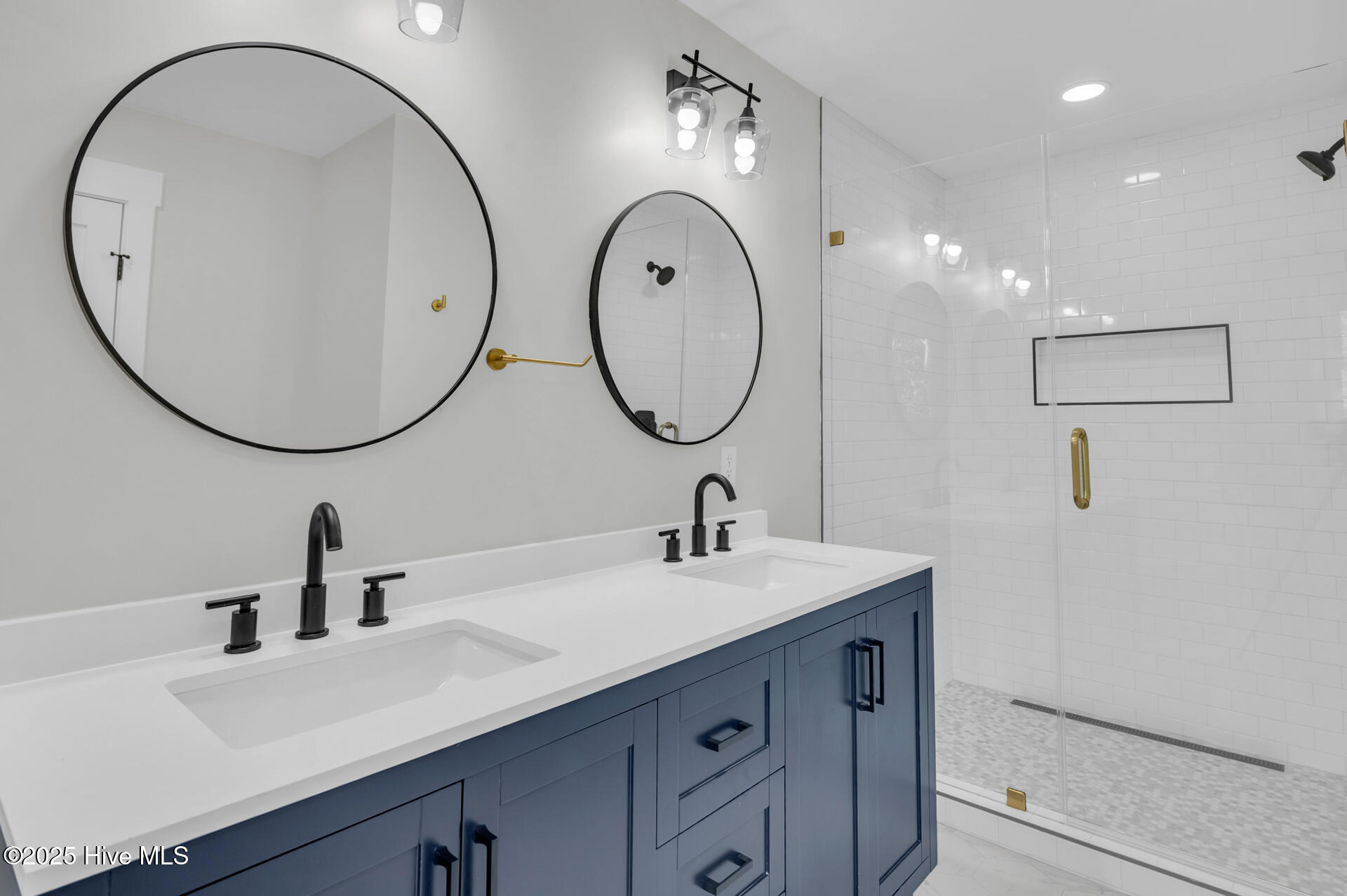 100540114 | Photo 37