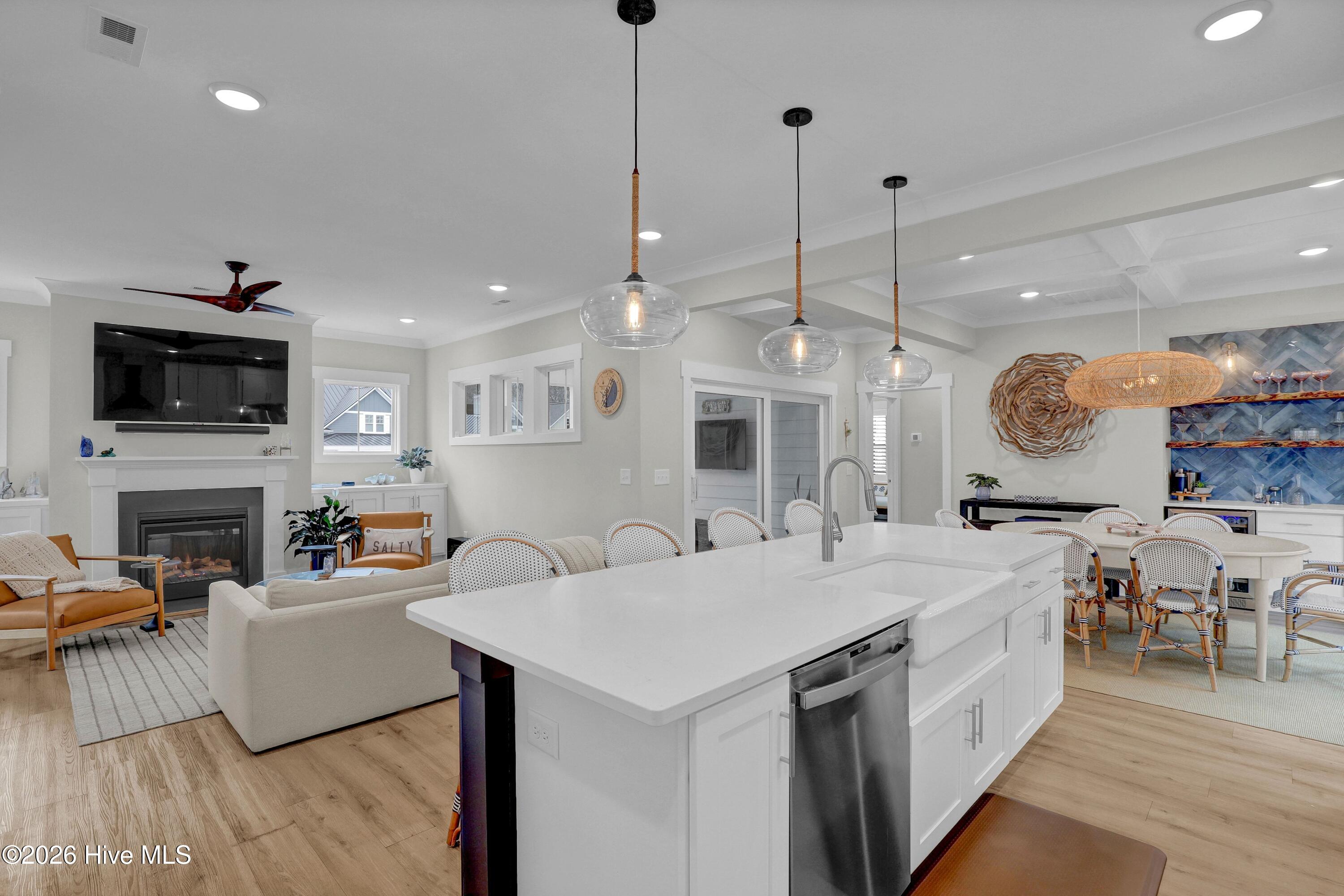 100565669 | Photo 16