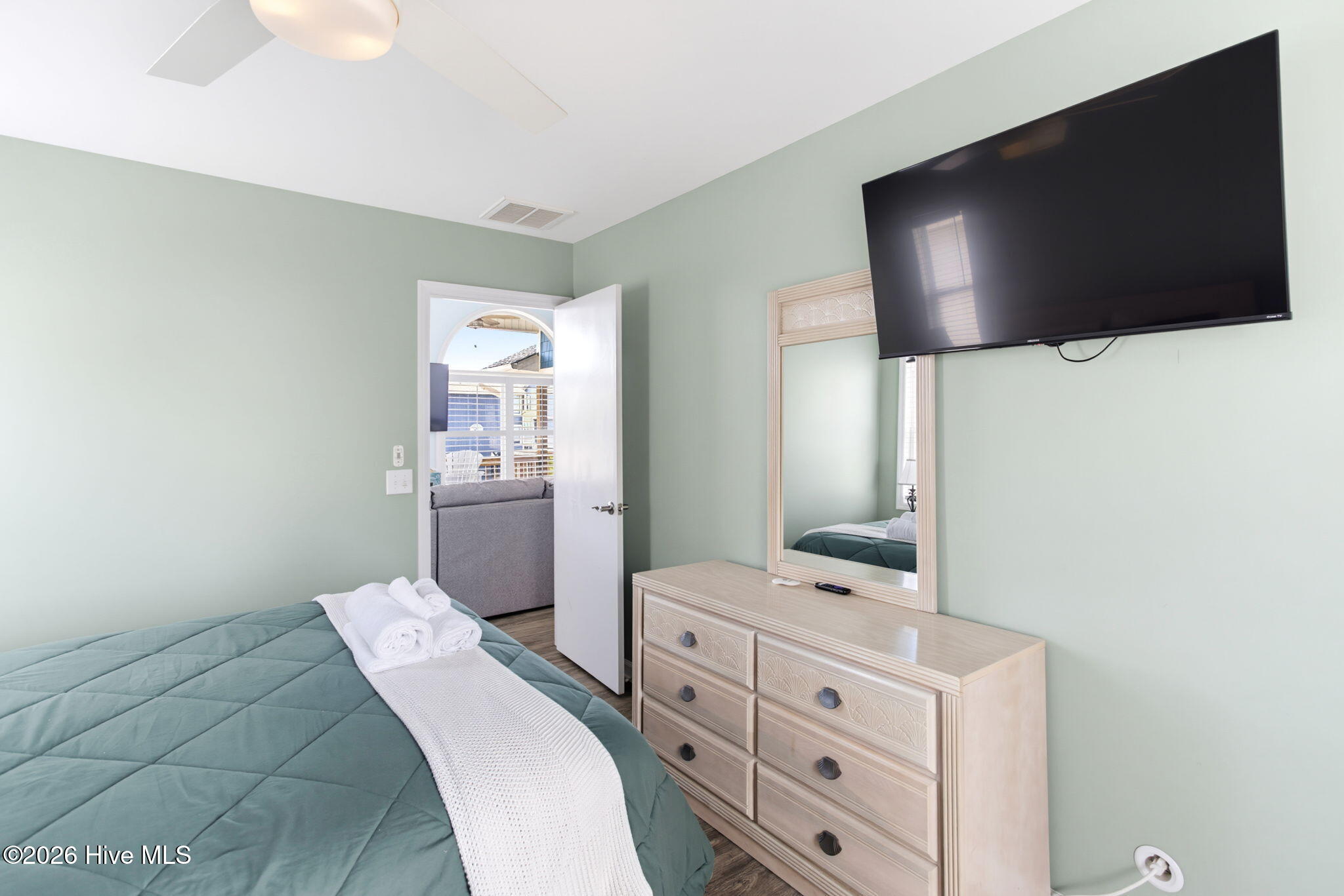 Guest bedroom, alternate view