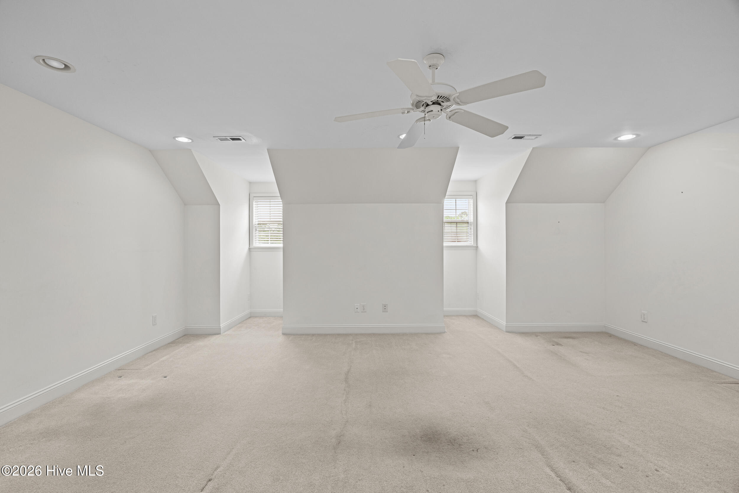 100569840 | Photo 47