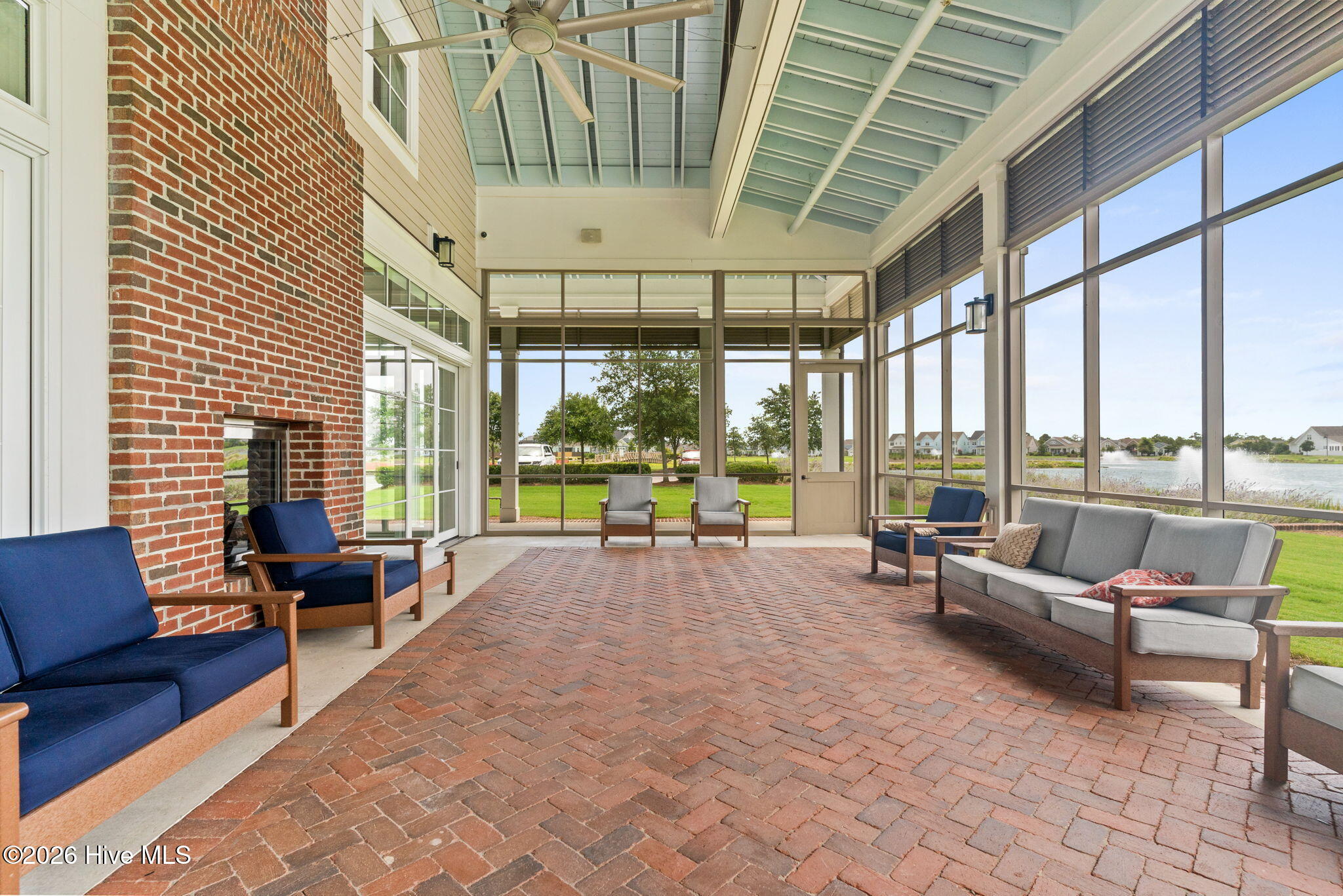 100569048 | Photo 51