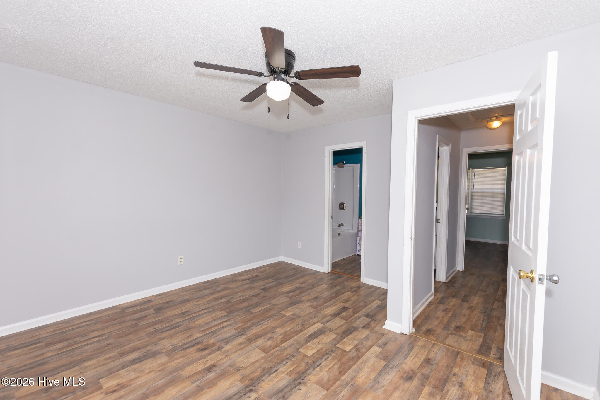 100564073 | Photo 15