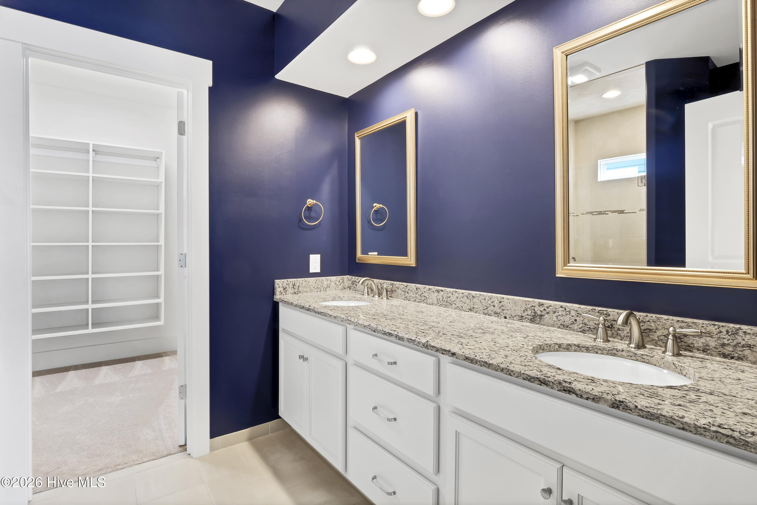 100560216 | Photo 15