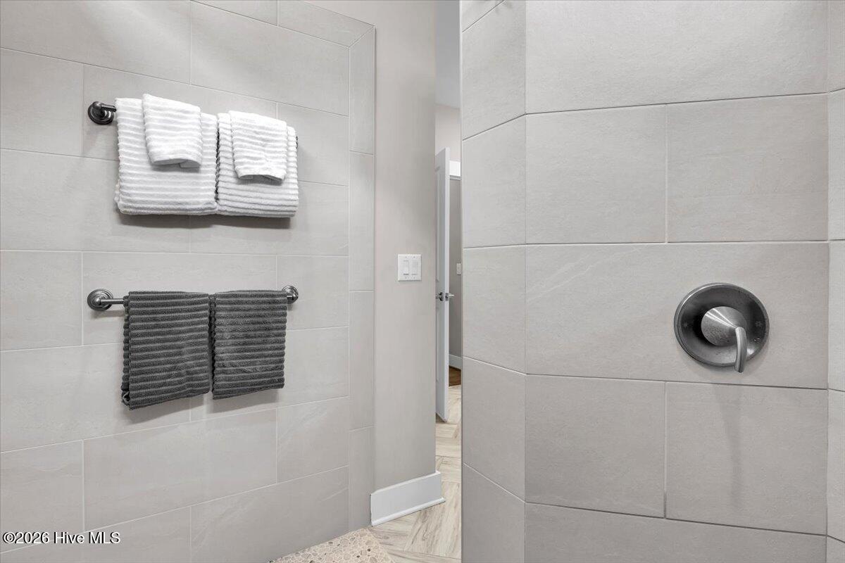 100558709 | Photo 51