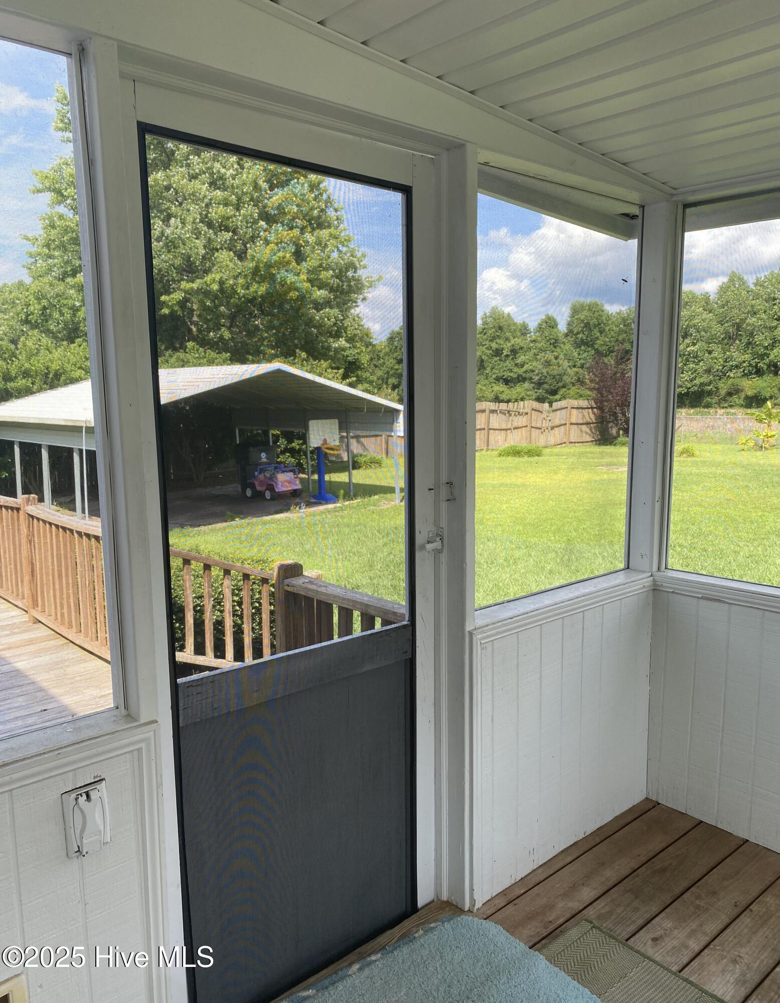 100512329 | Photo 23