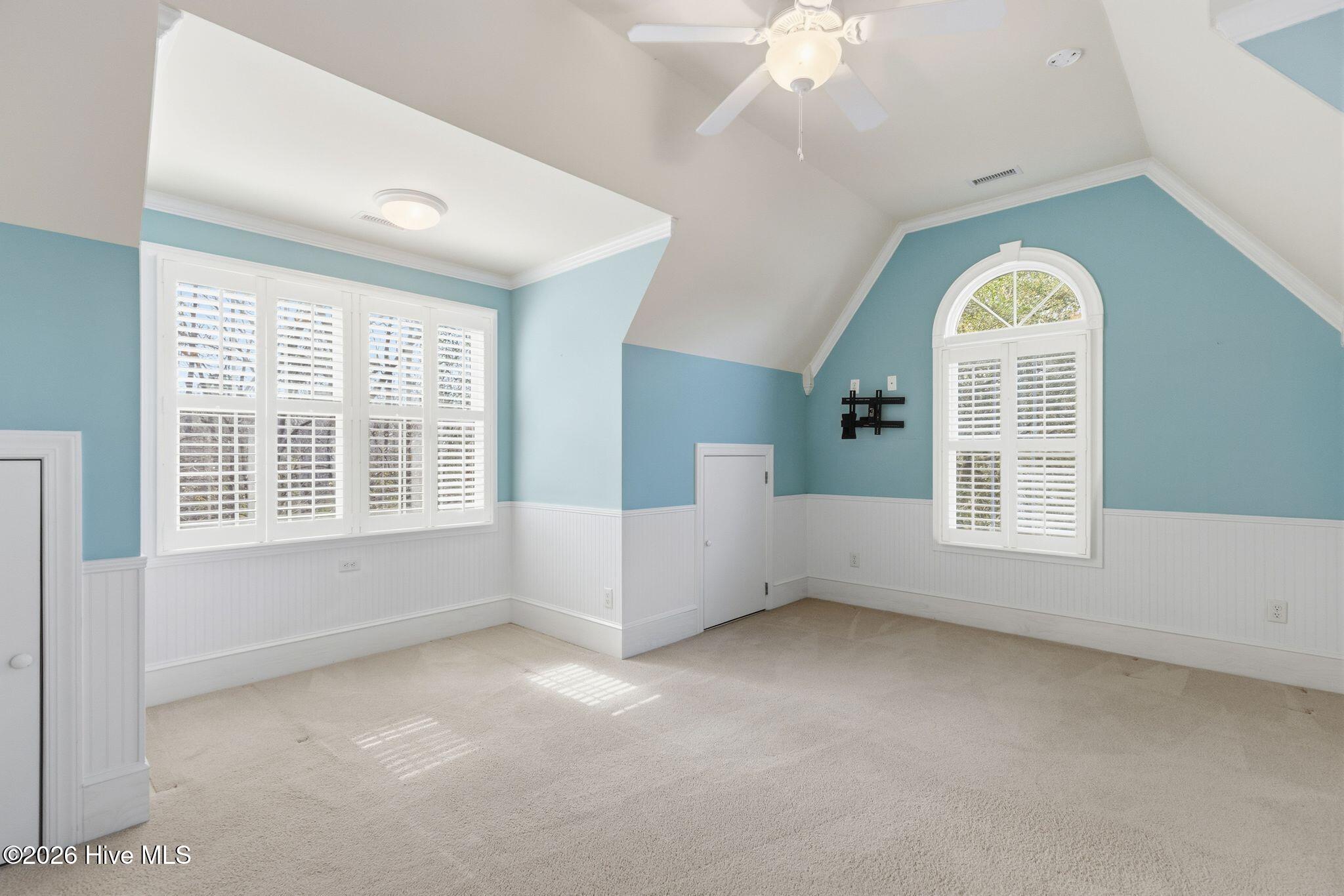 100565083 | Photo 56