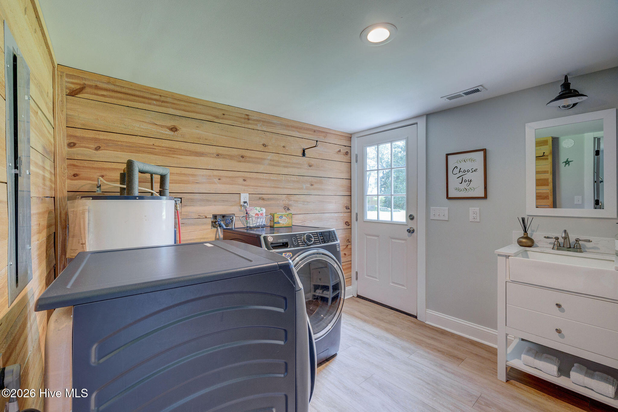 100558109 | Photo 22