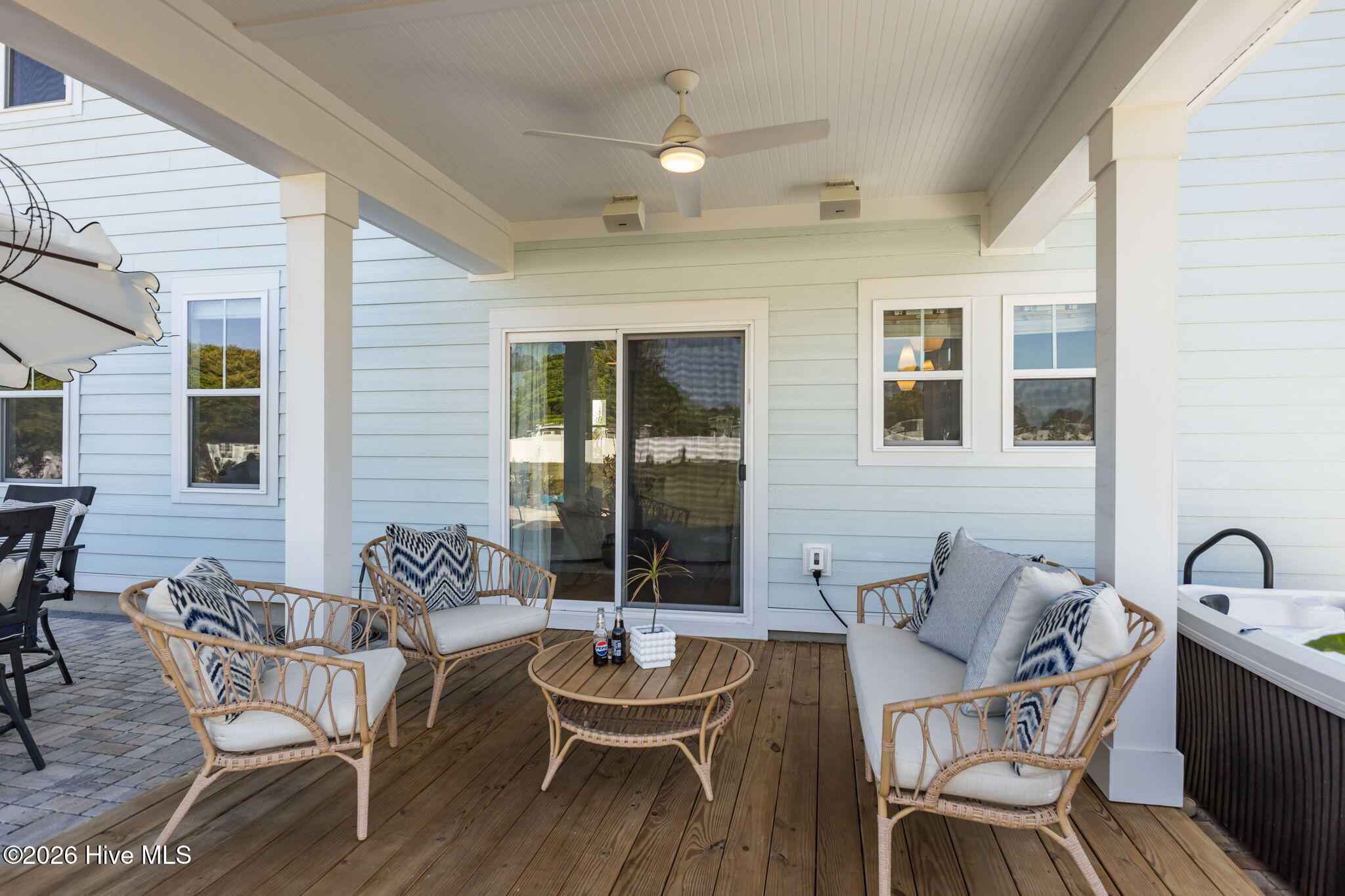 100569687 | Photo 35