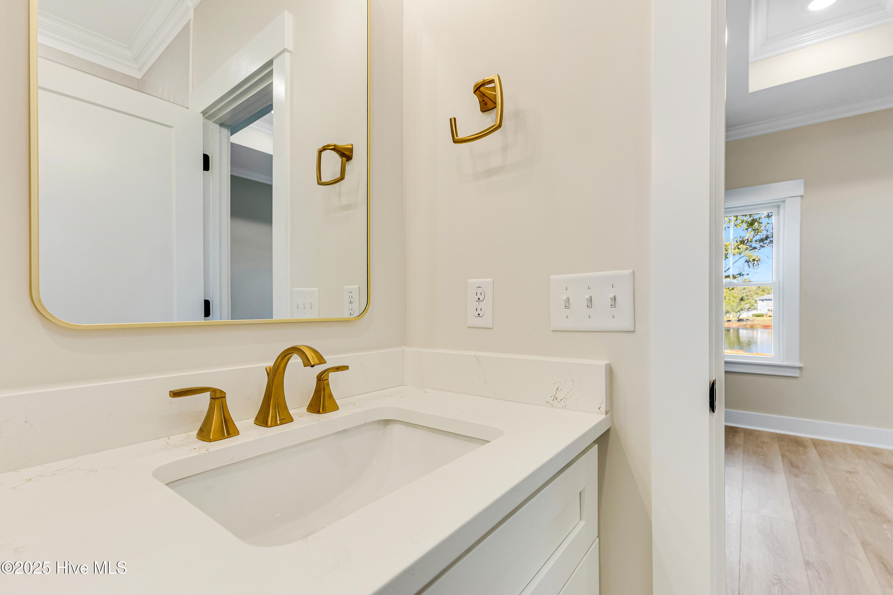 100533069 | Photo 27