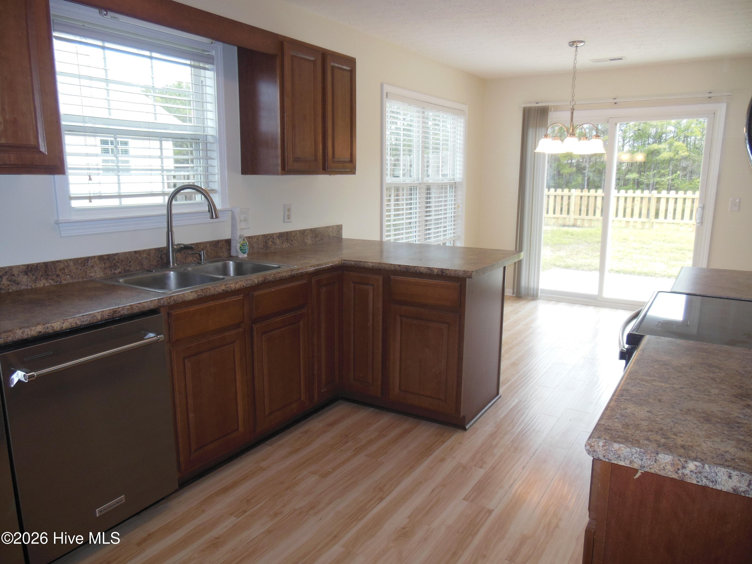 100565167 | Photo 19