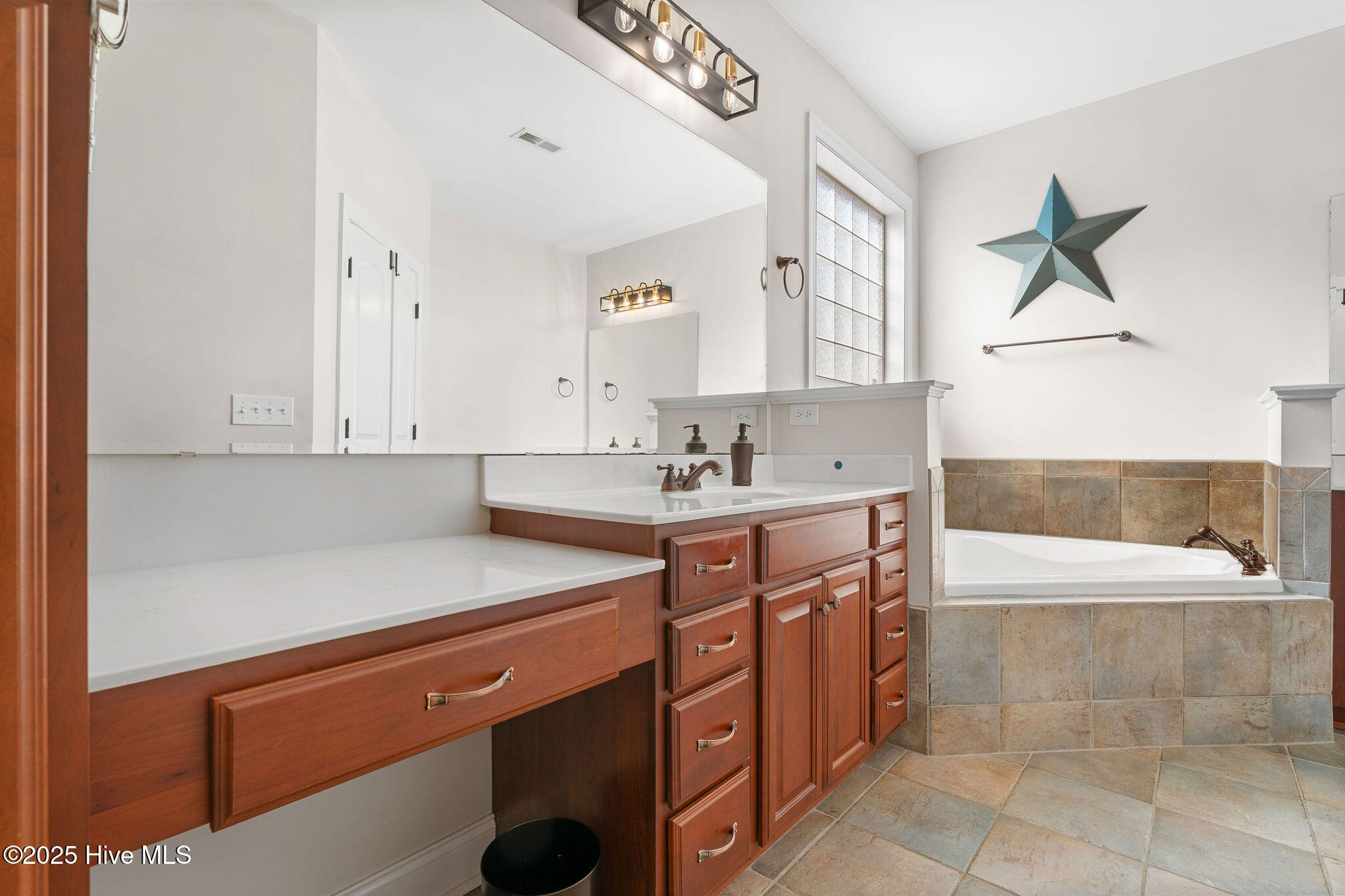 100542530 | Photo 35