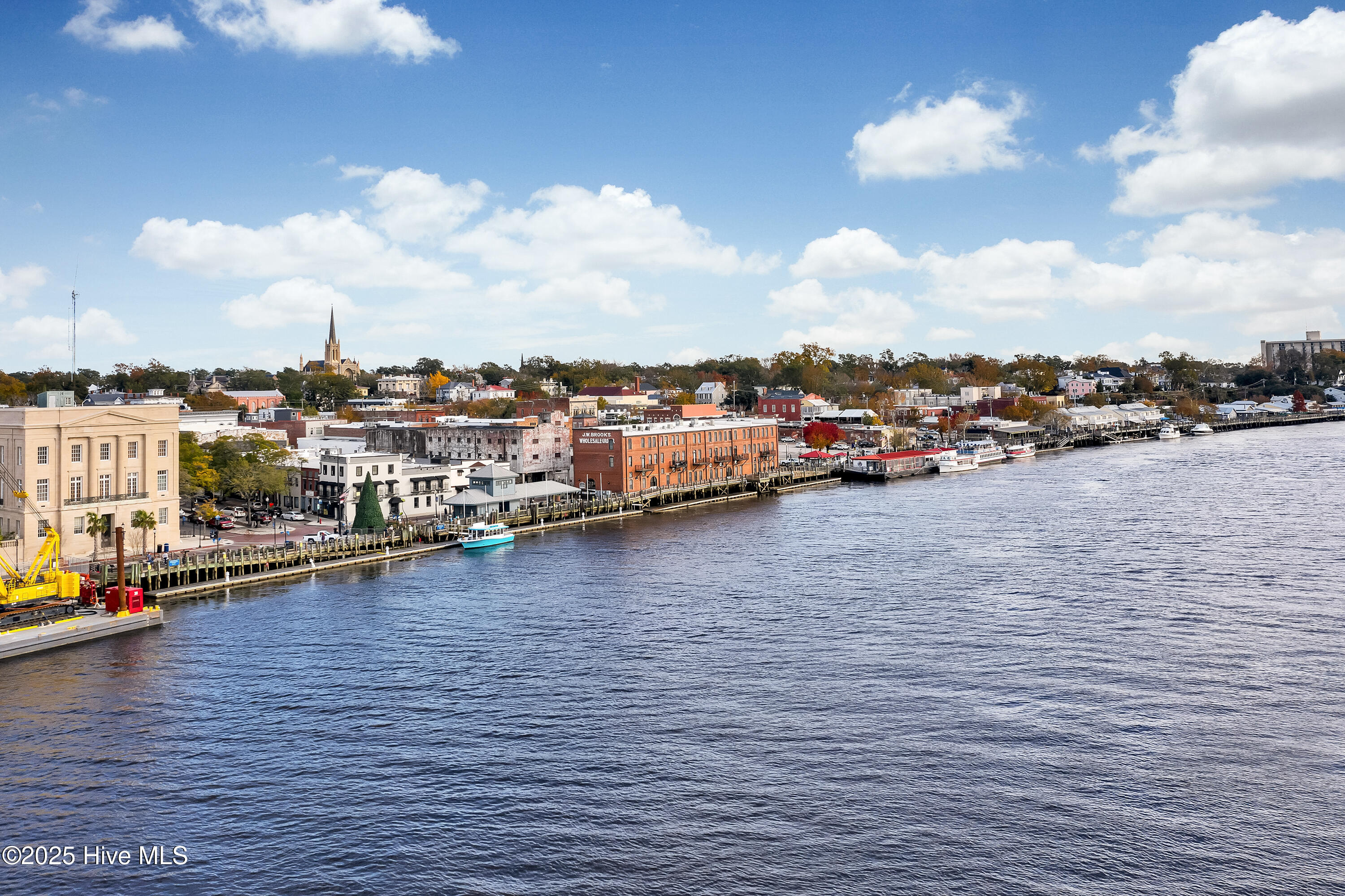 Great location - close to downtown Wilmington and Figure Eight Island & Wrightsville Beach