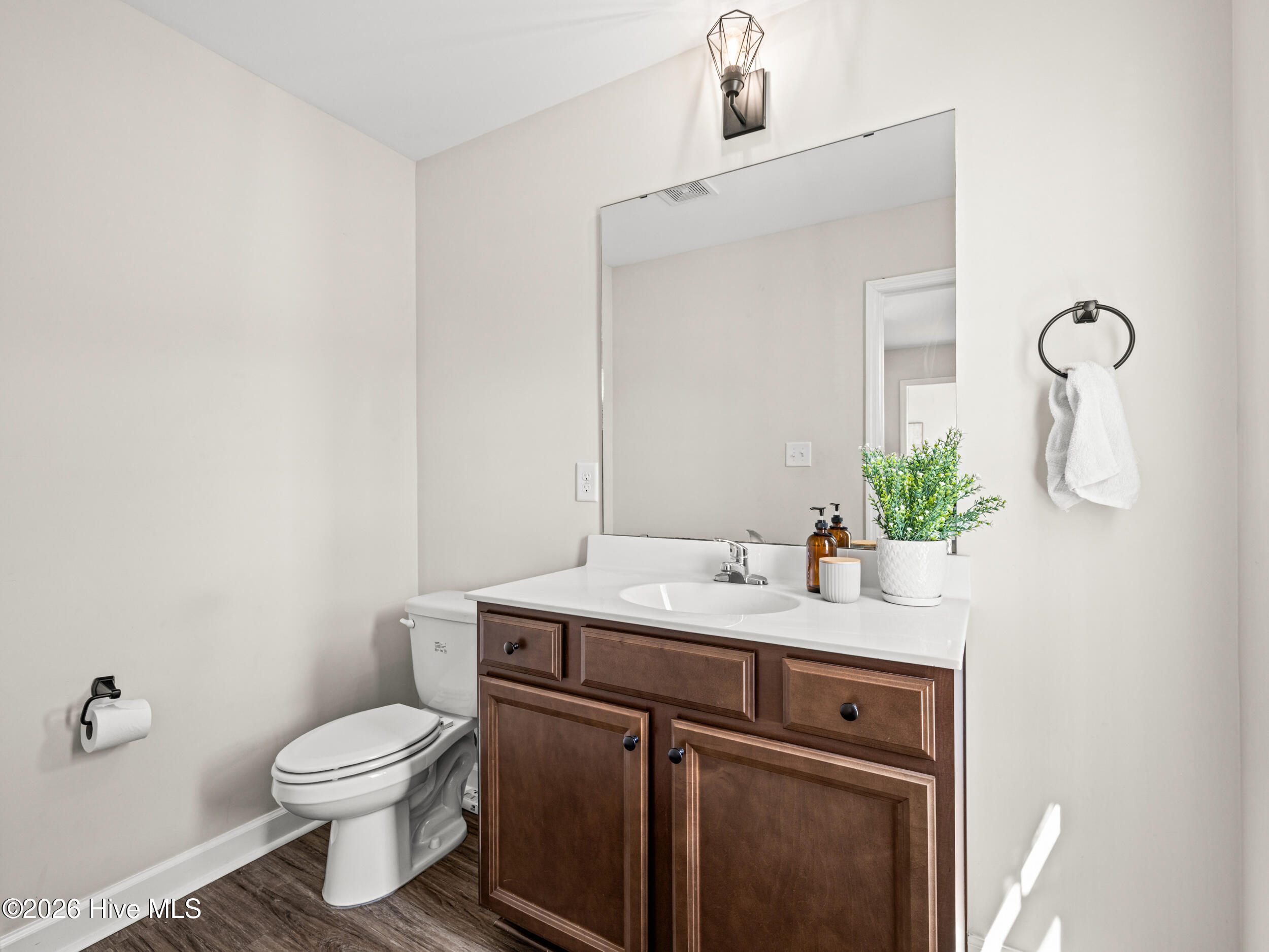 100565211 | Photo 32