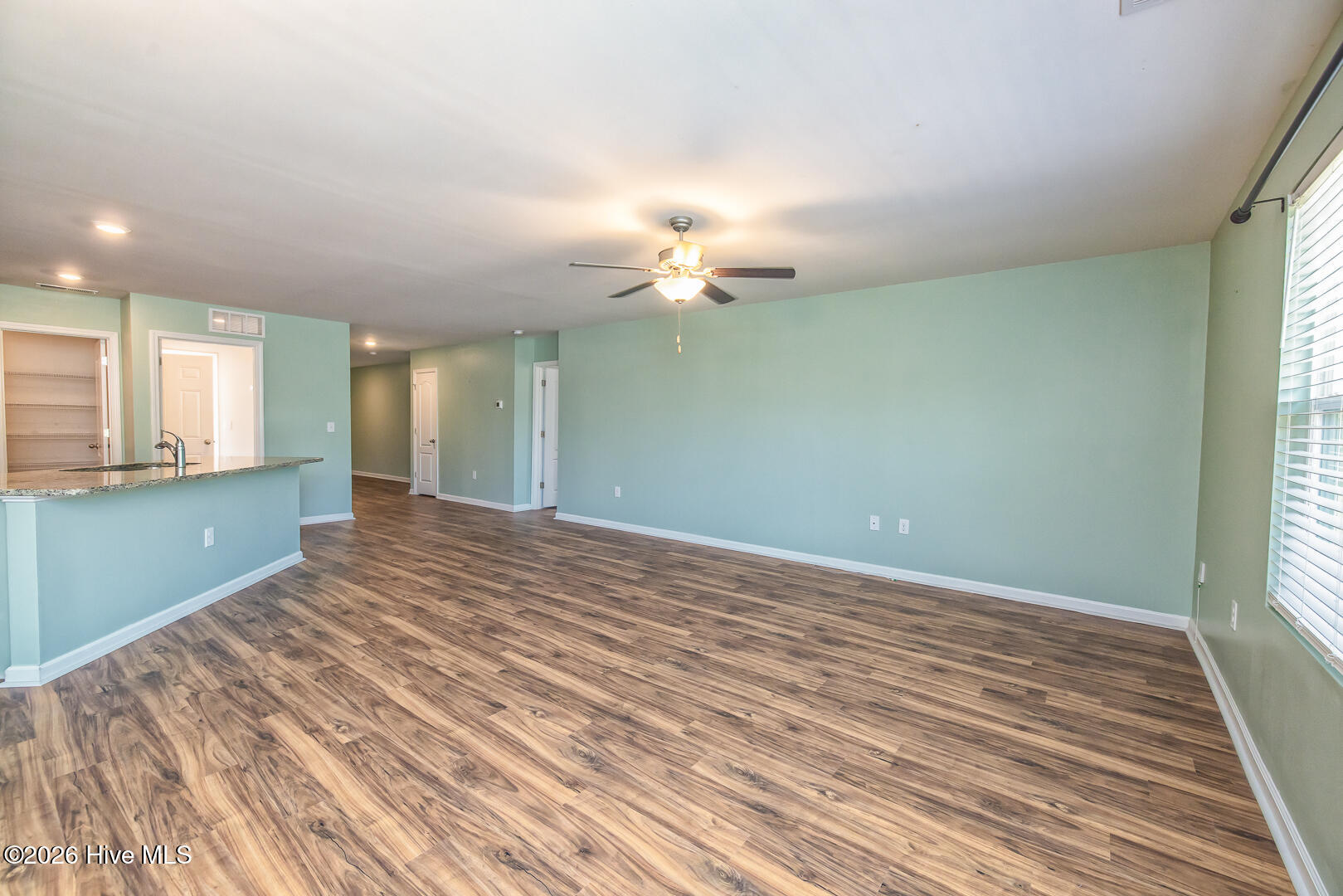 100558342 | Photo 20