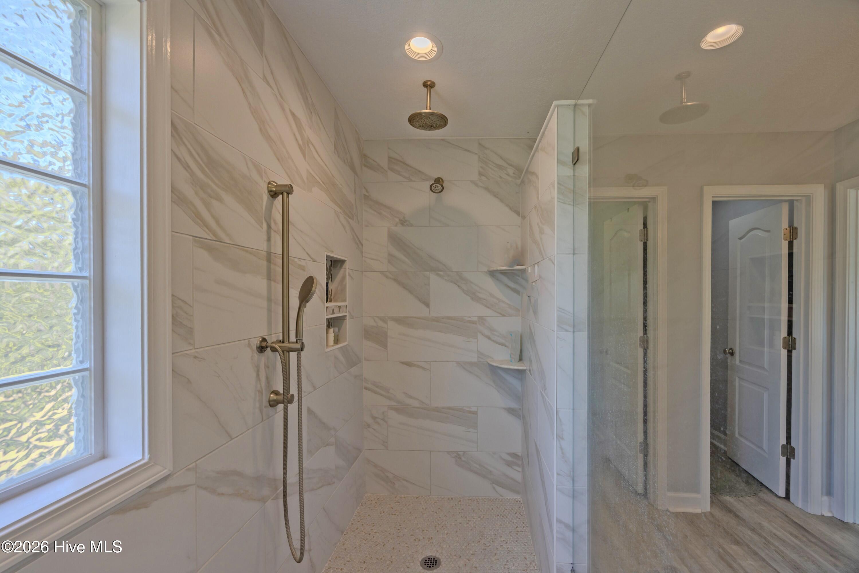 100562922 | Photo 26