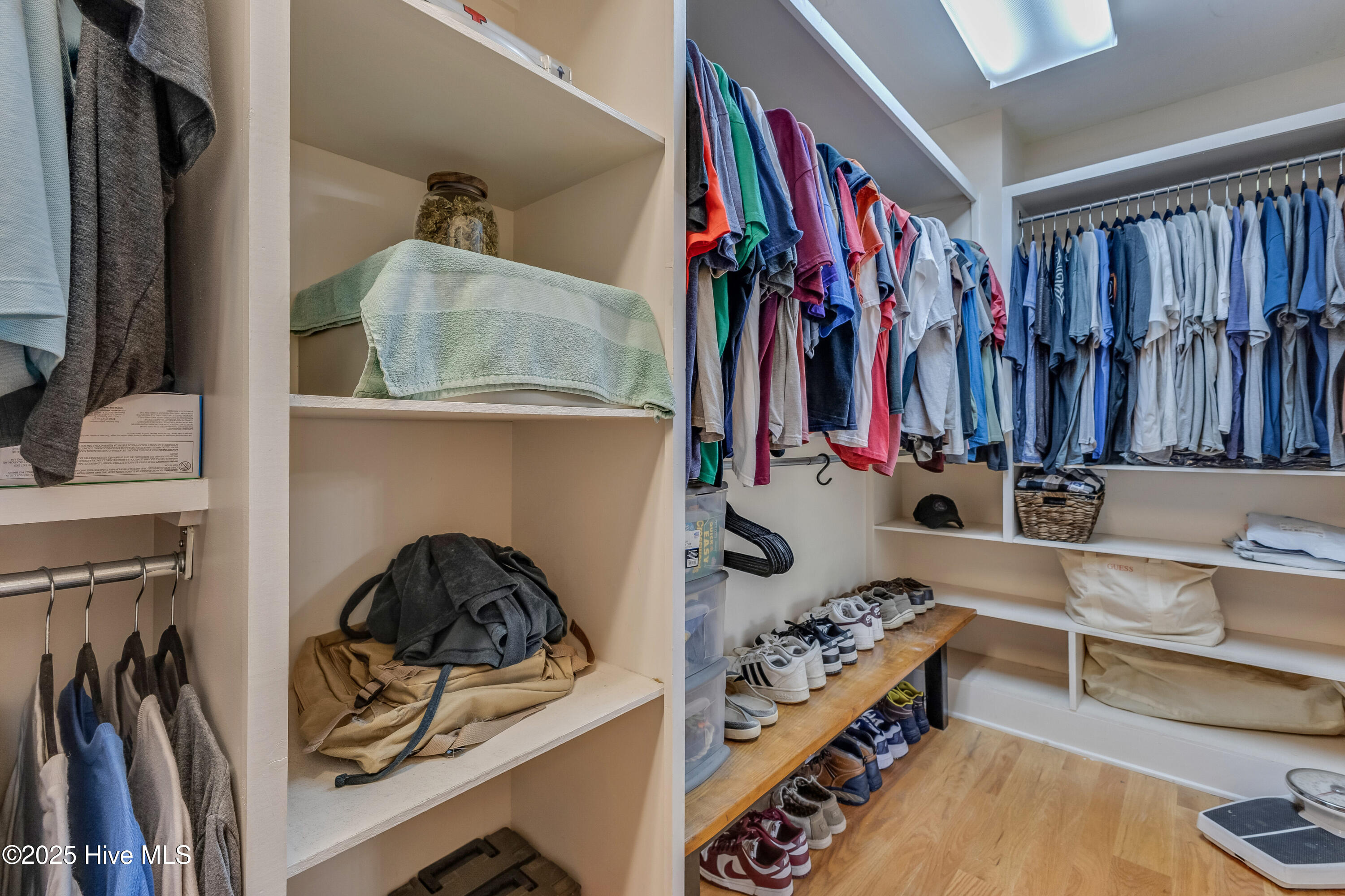 100562127 | Photo 30