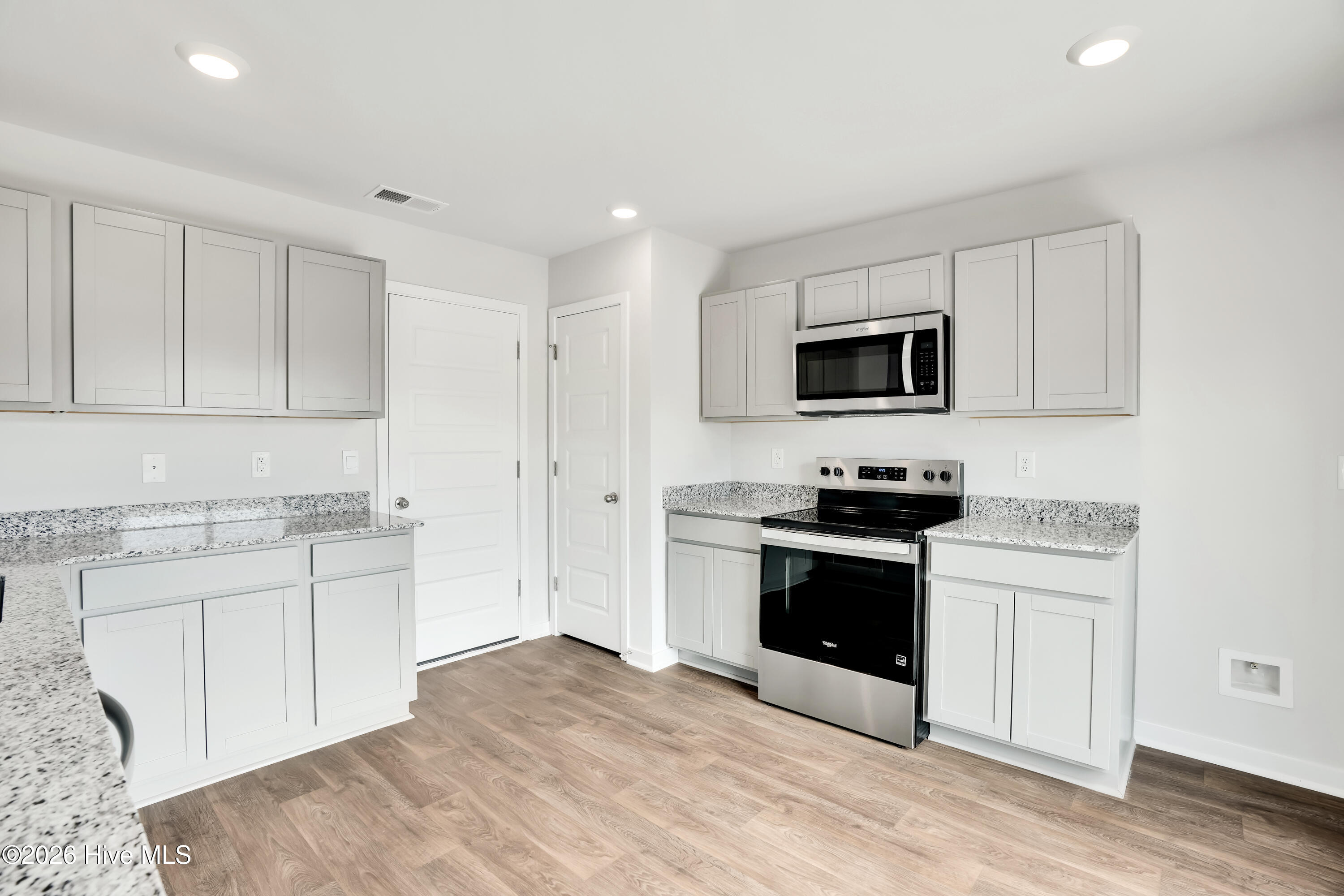 100561800 | Photo 13