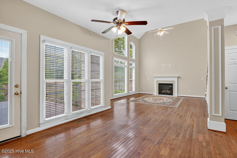 100526885 | Photo 10