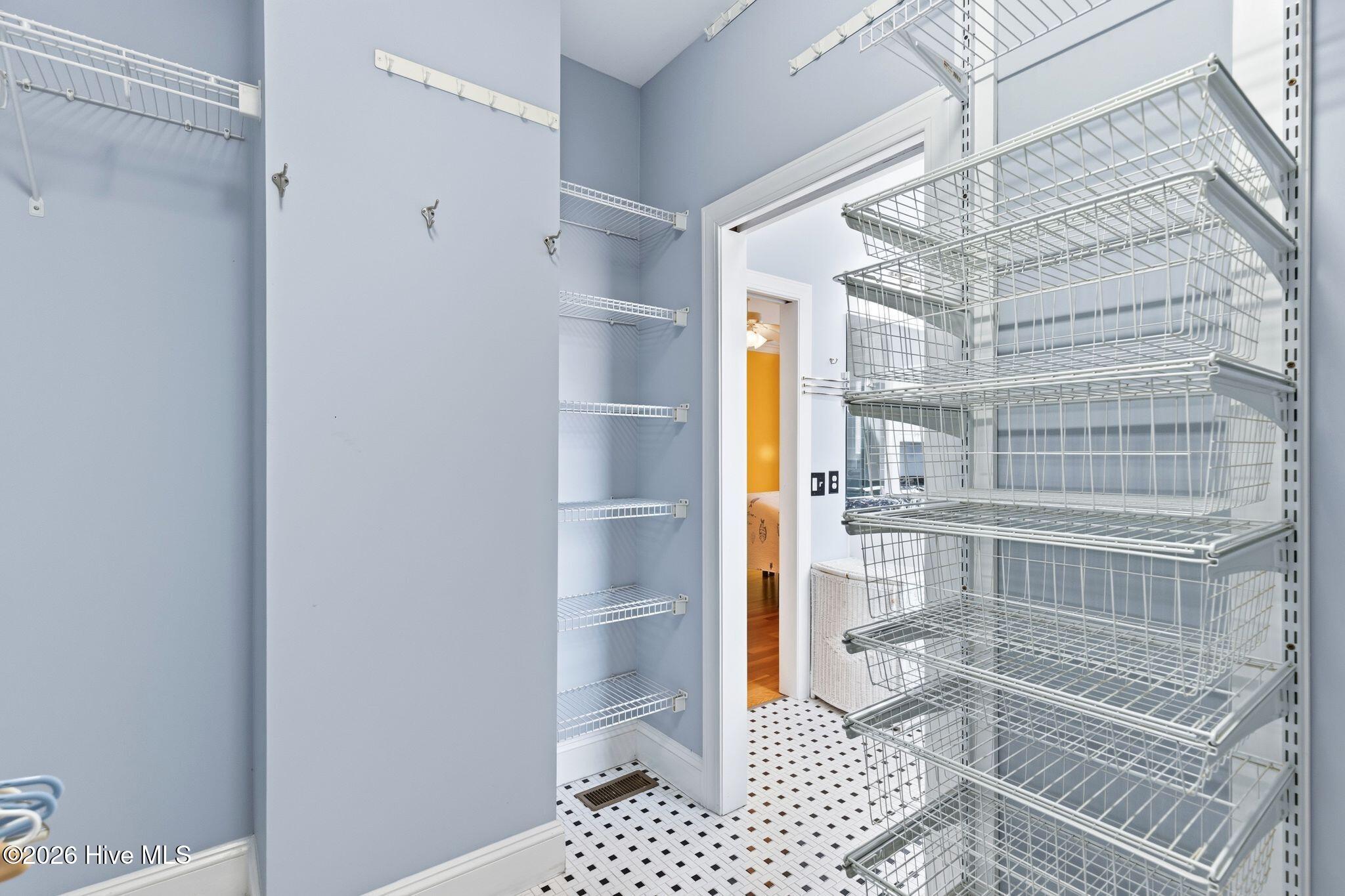 100561180 | Photo 52