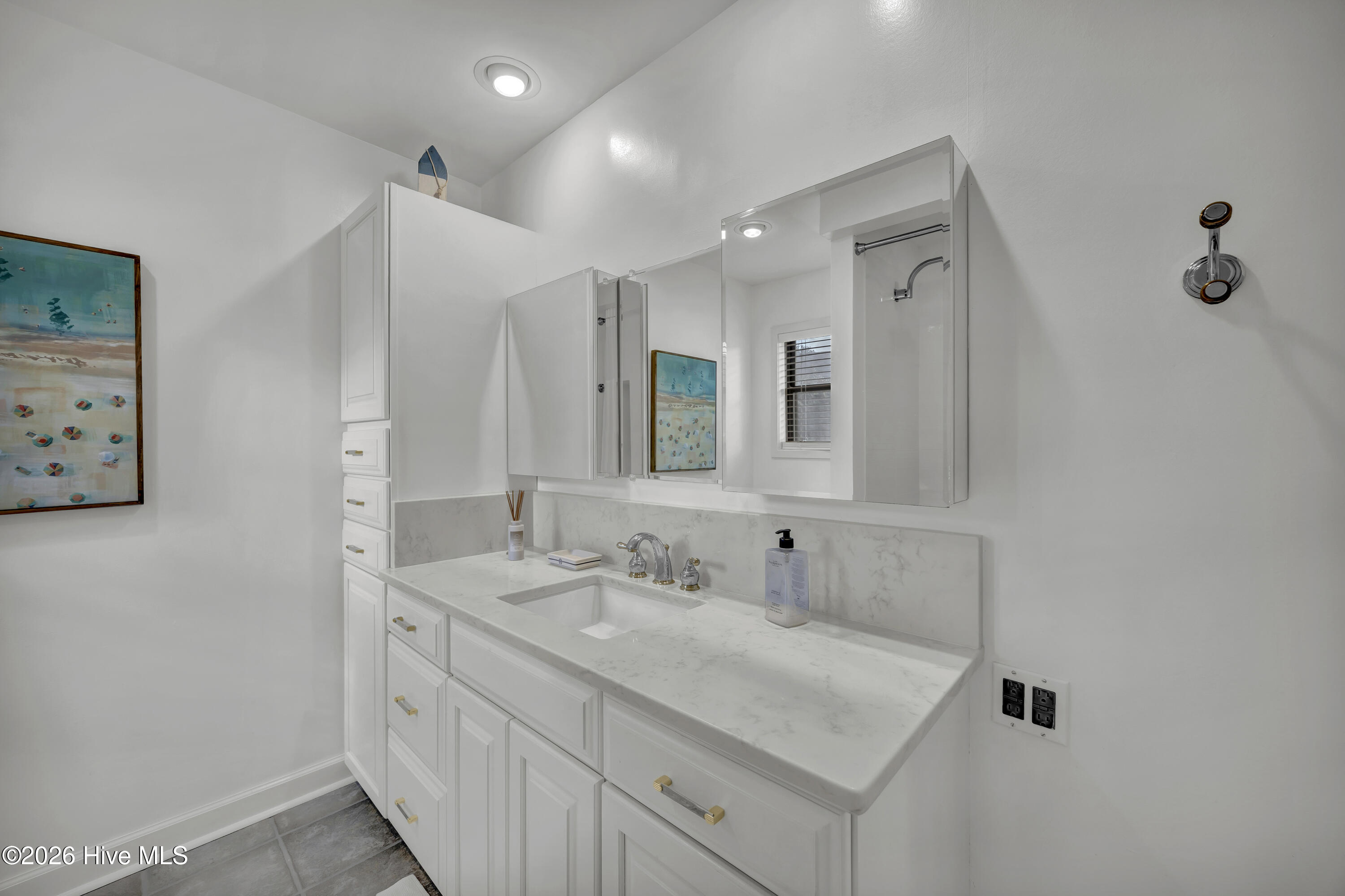 100548002 | Photo 23